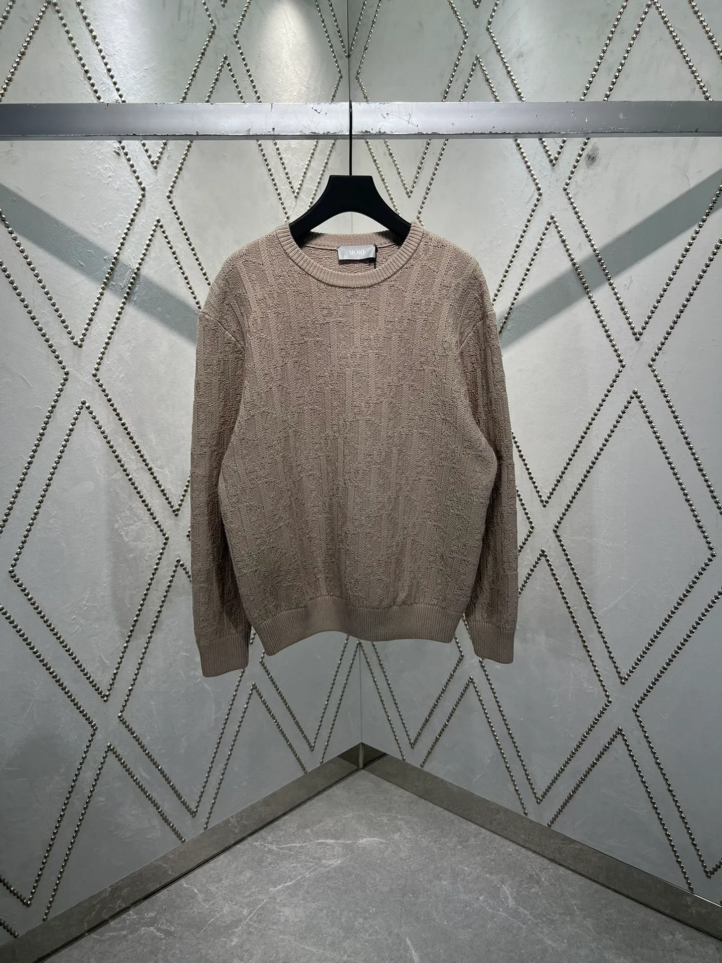 🅿️500 Dior 24ss new sweater highlights Dior’s classic Oblique print. Crafted from khaki cotton-blend jacquard in an oversized fit with ribbed details at the collar, cuffs and hem. Decorated with a tonal printed pattern throughout, subtle details enhance the style. Size: S.M.L.XL.