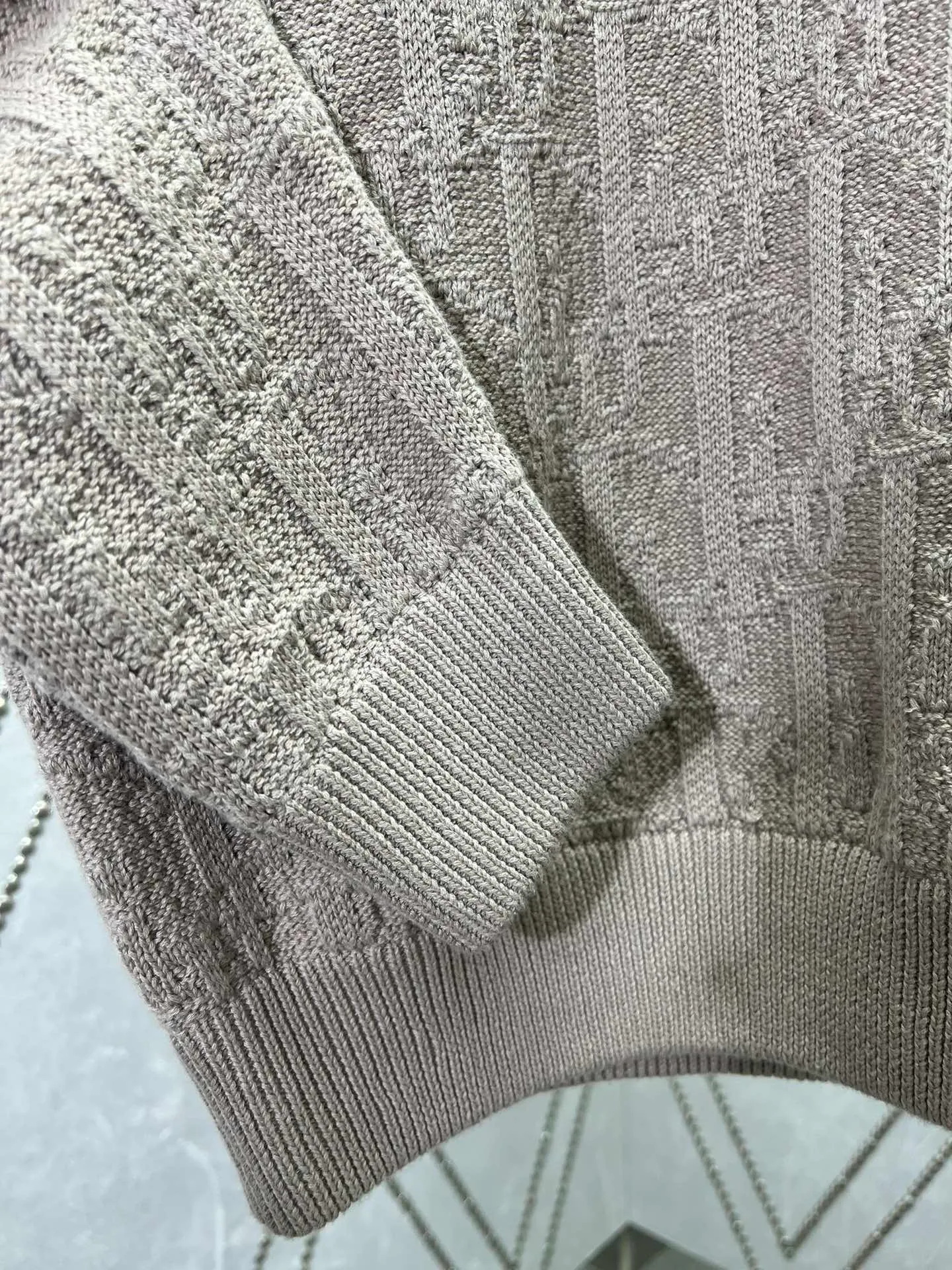 🅿️500 Dior 24ss new sweater highlights Dior’s classic Oblique print. Crafted from khaki cotton-blend jacquard in an oversized fit with ribbed details at the collar, cuffs and hem. Decorated with a tonal printed pattern throughout, subtle details enhance the style. Size: S.M.L.XL.