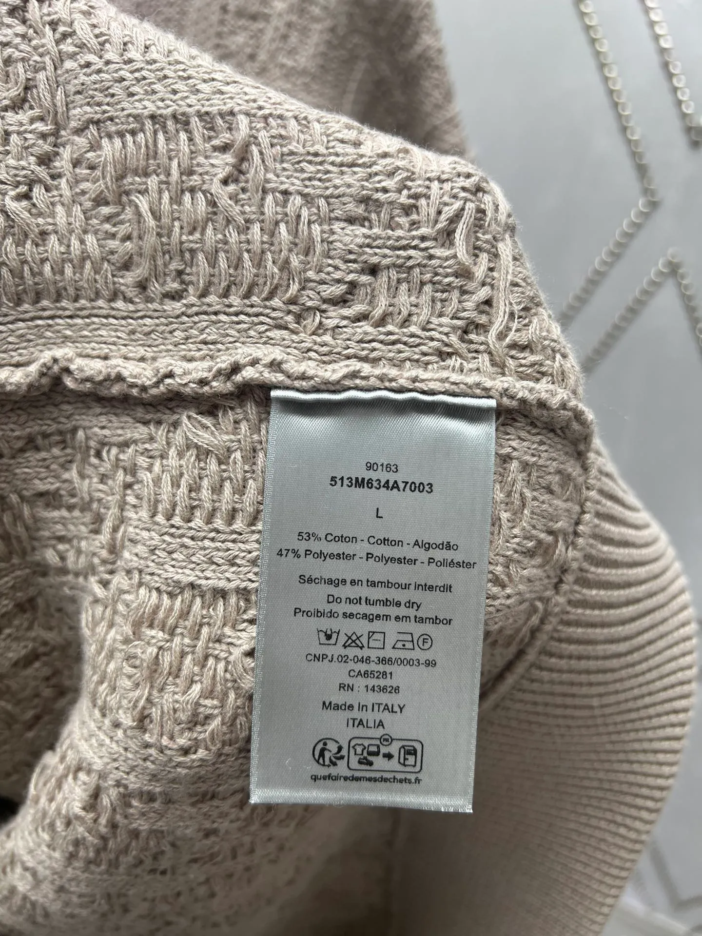 🅿️500 Dior 24ss new sweater highlights Dior’s classic Oblique print. Crafted from khaki cotton-blend jacquard in an oversized fit with ribbed details at the collar, cuffs and hem. Decorated with a tonal printed pattern throughout, subtle details enhance the style. Size: S.M.L.XL.