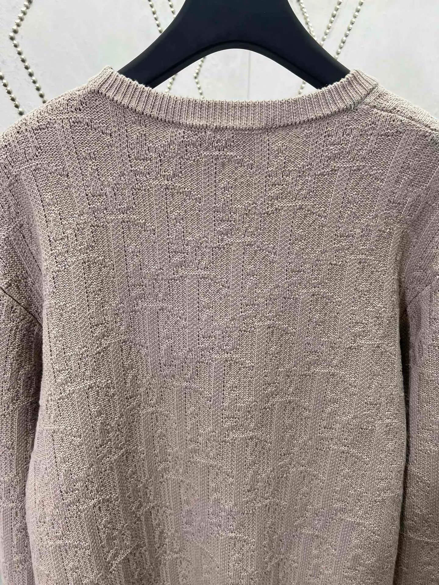 🅿️500 Dior 24ss new sweater highlights Dior’s classic Oblique print. Crafted from khaki cotton-blend jacquard in an oversized fit with ribbed details at the collar, cuffs and hem. Decorated with a tonal printed pattern throughout, subtle details enhance the style. Size: S.M.L.XL.