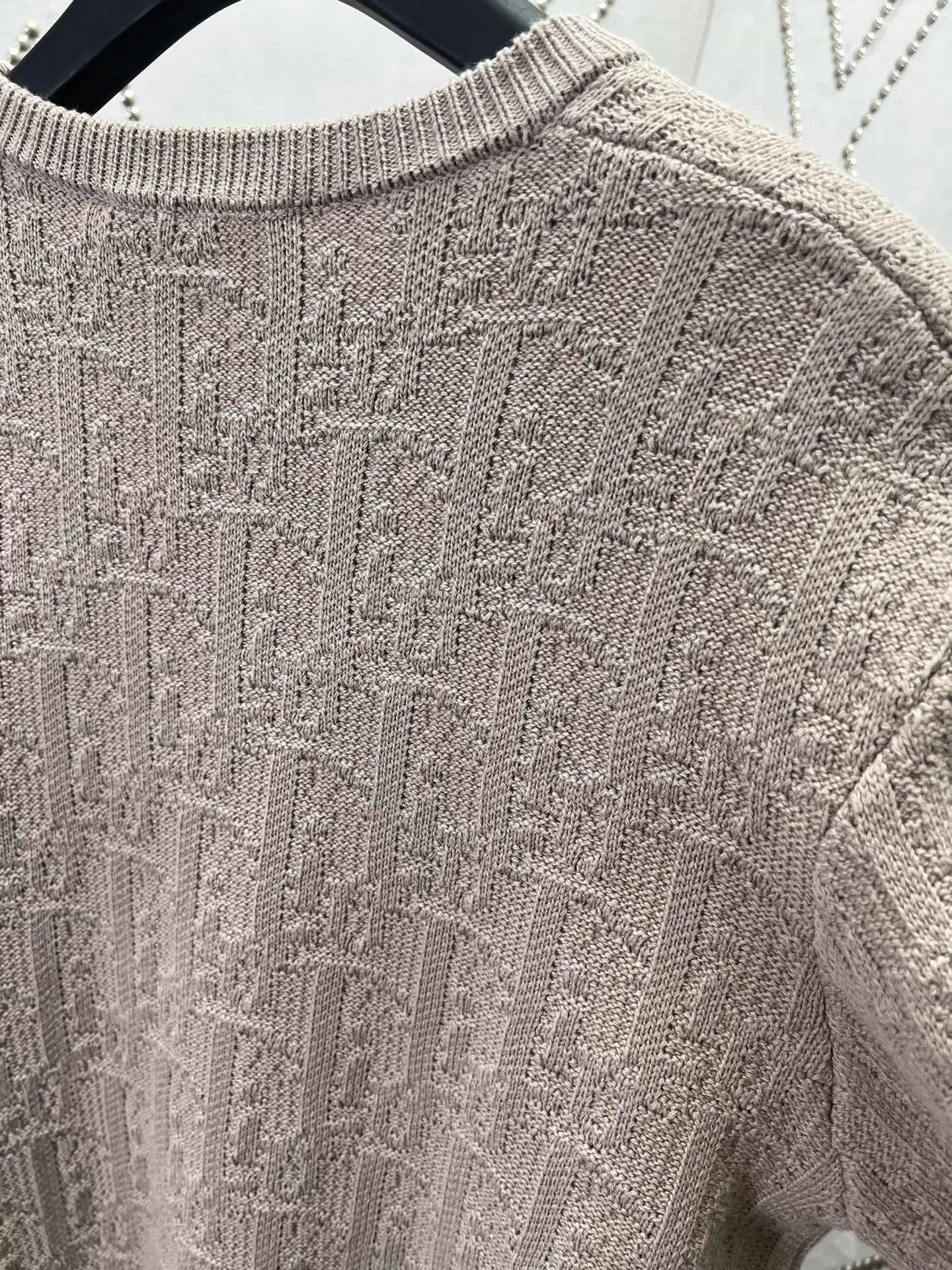 🅿️500 Dior 24ss new sweater highlights Dior’s classic Oblique print. Crafted from khaki cotton-blend jacquard in an oversized fit with ribbed details at the collar, cuffs and hem. Decorated with a tonal printed pattern throughout, subtle details enhance the style. Size: S.M.L.XL.