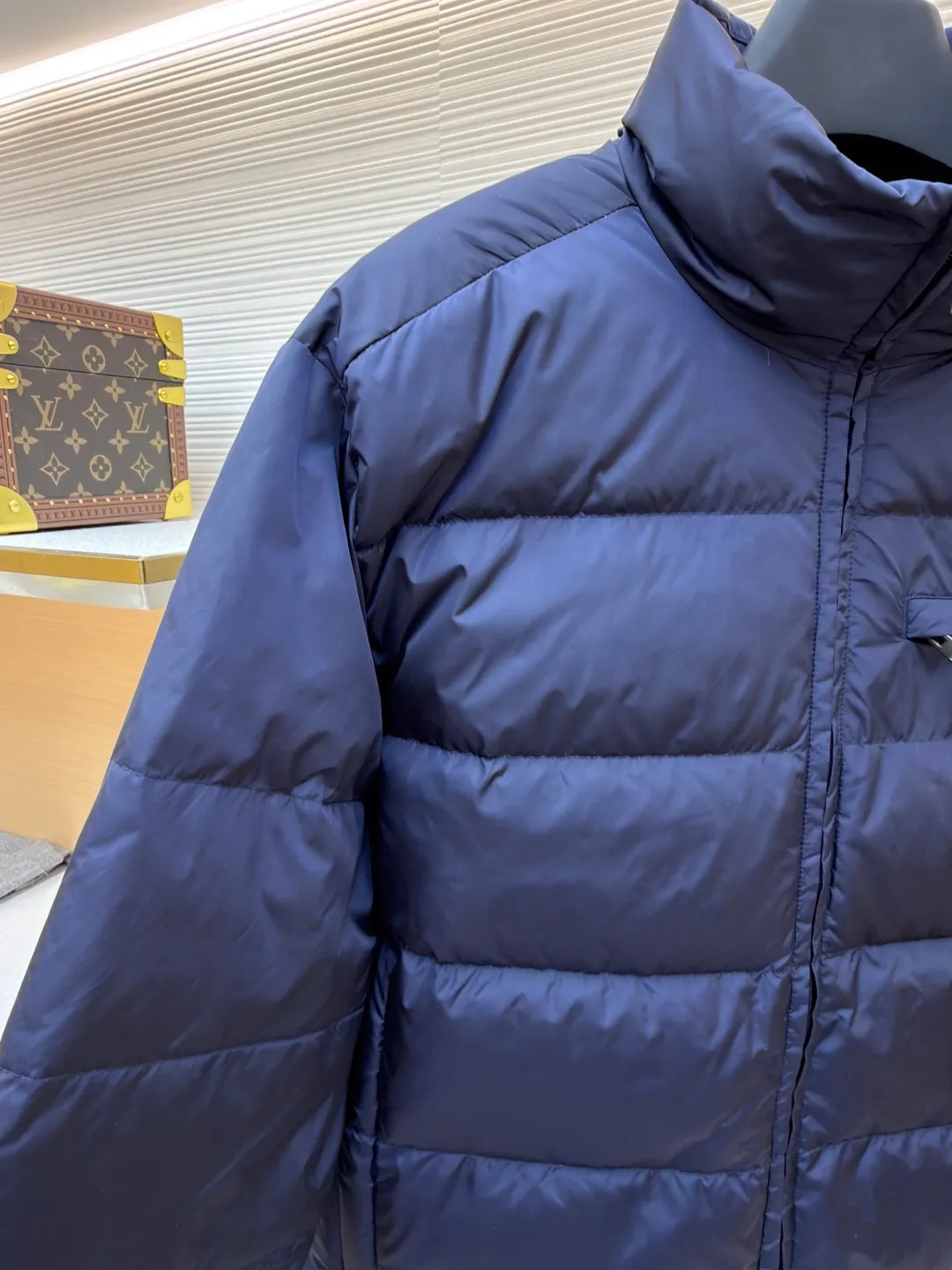 Prada triangle pocket down jacket ●Original version: Purchased and developed in 19800 ●Item number: 1681903-D20 ●Fabric: white duck down fabric ●Technology: mechanical down filling ●Color: navy blue ●Version: fitted version ●Weight: about 675 grams ●Size: 46-48-50-52 ●Description: Customized ultra-dense round hole woven fabric (with anti-repellent treatment) showing a matte micro-texture Use the new national standard 90 white duck down (welcome to test), full of down, full of warmth, you are in a warm cloud, surrounded by soft warmth, the classic black tone exudes an innate sense of luxury, the iconic enameled metal triangle logo is embellished on the chest, low-key and powerful, the stand-up collar is crisp and stylish, accurately fits the neck curve, and uses architectural lines to reconstruct the warmth and neatness of the bloated down jacket. Enjoy warmth and comfort. Become the most considerate companion for mechanical down filling in winter. Prioritize the filling area by making the liner pattern to determine the gram weight of down per square meter according to the original three-dimensional effect, thereby calculating the filling amount of each piece. The computer down filling machine uses a digital weighing unit to achieve stable measurement, and uses imported special machine infrared to locate the "Prada triangle mark" for more accurate positioning. The firm and strong template machine opens the zipper bag. The lines are smooth and tidy. The wiring is even and the template machine lines the lines. The line process of the computer template machine shows extremely high neatness and smoothness. The craftsman accurately controls the size during the operation to ensure that each line meets the design requirements. The lines of the entire template are smooth and uniform, clean and beautiful. The overall wiring is straight and delicate, the fabric is comfortable and soft, and the color is consistent without color difference. It can be matched with the same style to create a fashionable look and control various occasions. Customized accessories, complete with three standards, same style for men and women!