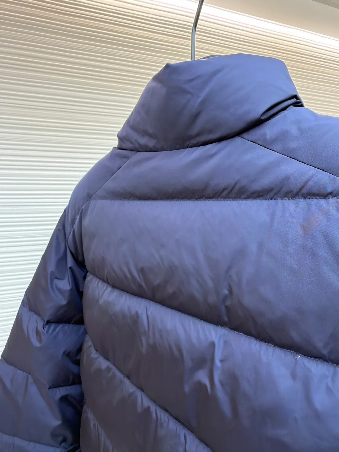 Prada triangle pocket down jacket ●Original version: Purchased and developed in 19800 ●Item number: 1681903-D20 ●Fabric: white duck down fabric ●Technology: mechanical down filling ●Color: navy blue ●Version: fitted version ●Weight: about 675 grams ●Size: 46-48-50-52 ●Description: Customized ultra-dense round hole woven fabric (with anti-repellent treatment) showing a matte micro-texture Use the new national standard 90 white duck down (welcome to test), full of down, full of warmth, you are in a warm cloud, surrounded by soft warmth, the classic black tone exudes an innate sense of luxury, the iconic enameled metal triangle logo is embellished on the chest, low-key and powerful, the stand-up collar is crisp and stylish, accurately fits the neck curve, and uses architectural lines to reconstruct the warmth and neatness of the bloated down jacket. Enjoy warmth and comfort. Become the most considerate companion for mechanical down filling in winter. Prioritize the filling area by making the liner pattern to determine the gram weight of down per square meter according to the original three-dimensional effect, thereby calculating the filling amount of each piece. The computer down filling machine uses a digital weighing unit to achieve stable measurement, and uses imported special machine infrared to locate the "Prada triangle mark" for more accurate positioning. The firm and strong template machine opens the zipper bag. The lines are smooth and tidy. The wiring is even and the template machine lines the lines. The line process of the computer template machine shows extremely high neatness and smoothness. The craftsman accurately controls the size during the operation to ensure that each line meets the design requirements. The lines of the entire template are smooth and uniform, clean and beautiful. The overall wiring is straight and delicate, the fabric is comfortable and soft, and the color is consistent without color difference. It can be matched with the same style to create a fashionable look and control various occasions. Customized accessories, complete with three standards, same style for men and women!