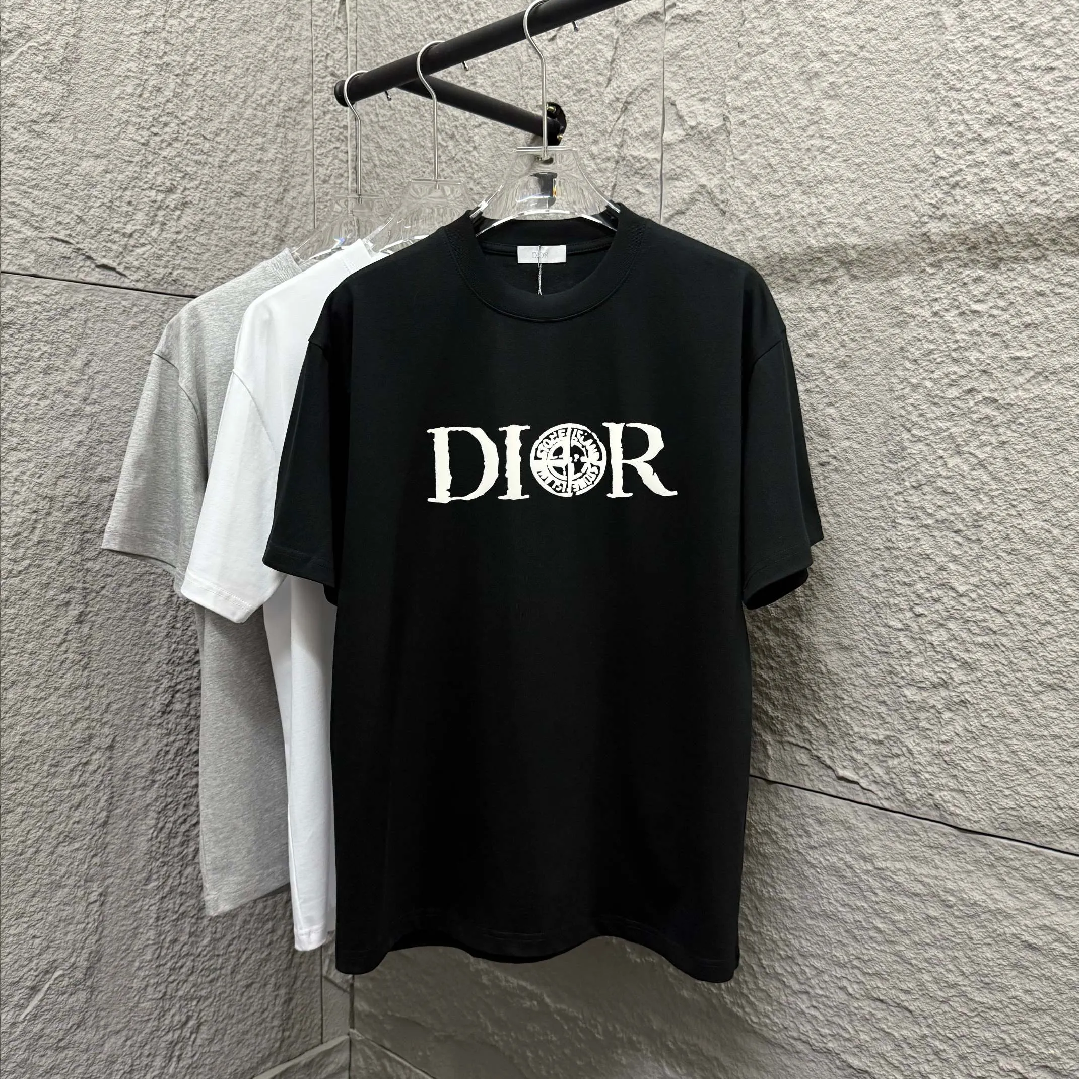 🅿️180 Dio* Dior* 2025 spring and summer new style Classic simple black and white letters Three-dimensional foaming technology Customized double-yarn plain cotton fabric Short-sleeved T-shirt Unisex Color: Black White Size: S (90-130 catties) M (120-150 catties) L (140-165 catties) XL (160-180 catties) XXL (180-210 pounds)