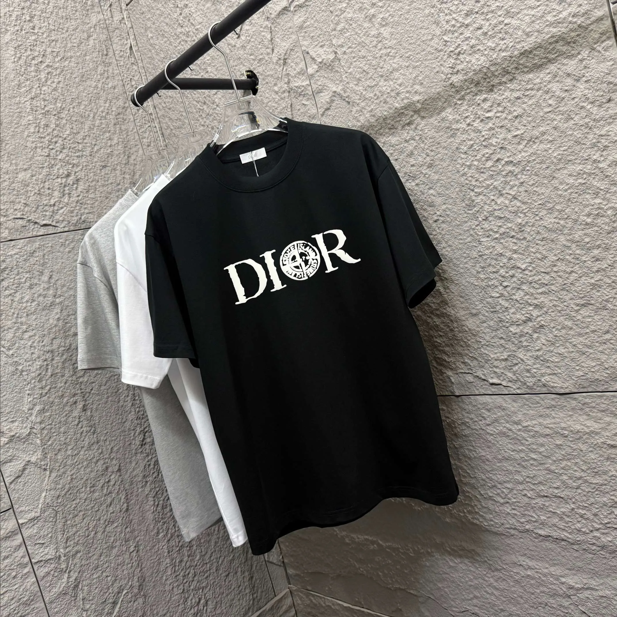 🅿️180 Dio* Dior* 2025 spring and summer new style Classic simple black and white letters Three-dimensional foaming technology Customized double-yarn plain cotton fabric Short-sleeved T-shirt Unisex Color: Black White Size: S (90-130 catties) M (120-150 catties) L (140-165 catties) XL (160-180 catties) XXL (180-210 pounds)