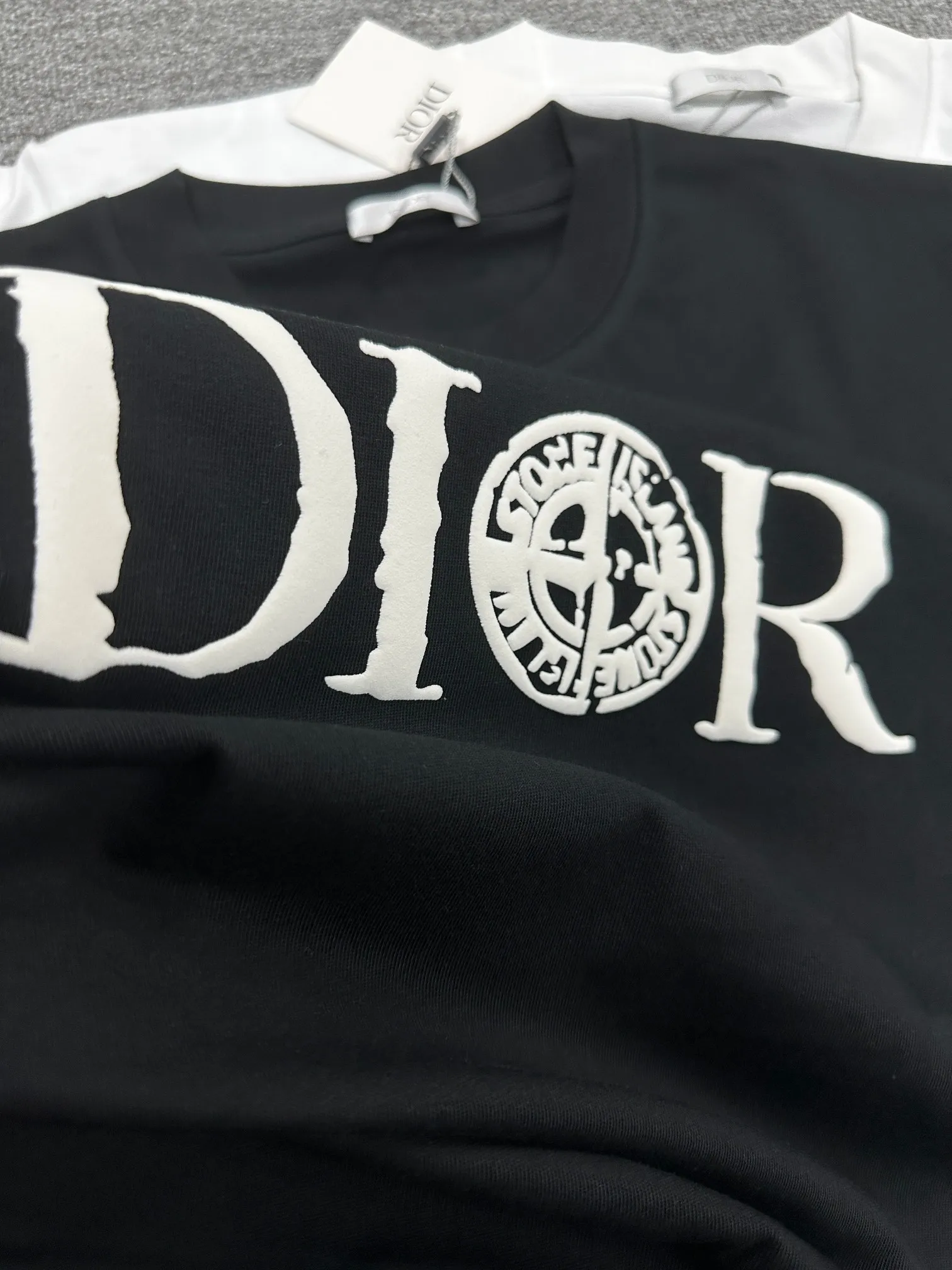 🅿️180 Dio* Dior* 2025 spring and summer new style Classic simple black and white letters Three-dimensional foaming technology Customized double-yarn plain cotton fabric Short-sleeved T-shirt Unisex Color: Black White Size: S (90-130 catties) M (120-150 catties) L (140-165 catties) XL (160-180 catties) XXL (180-210 pounds)