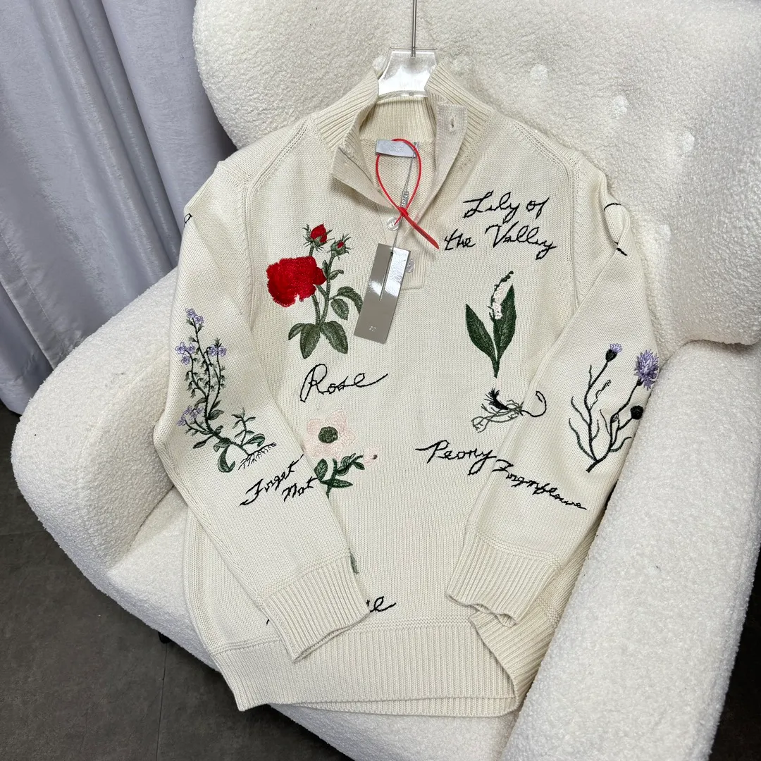 🅿️630 DIOR D*R autumn and winter new style 🍂Garden Story🥀Knitted polo collar sweater with heavy flower color embroidery, fully hand-made embroidery with complex craftsmanship, classic letter logo embroidery embellishment on the back, exquisite heavy work, fashionable and high-end versatile 50% wool blended wool, soft and waxy to the touch, gentle and tough knitted beauty, complete with three labels, it is recommended to hand wash
