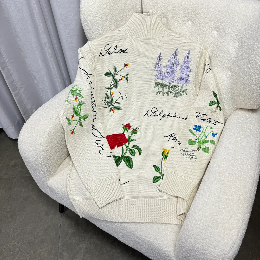 🅿️630 DIOR D*R autumn and winter new style 🍂Garden Story🥀Knitted polo collar sweater with heavy flower color embroidery, fully hand-made embroidery with complex craftsmanship, classic letter logo embroidery embellishment on the back, exquisite heavy work, fashionable and high-end versatile 50% wool blended wool, soft and waxy to the touch, gentle and tough knitted beauty, complete with three labels, it is recommended to hand wash