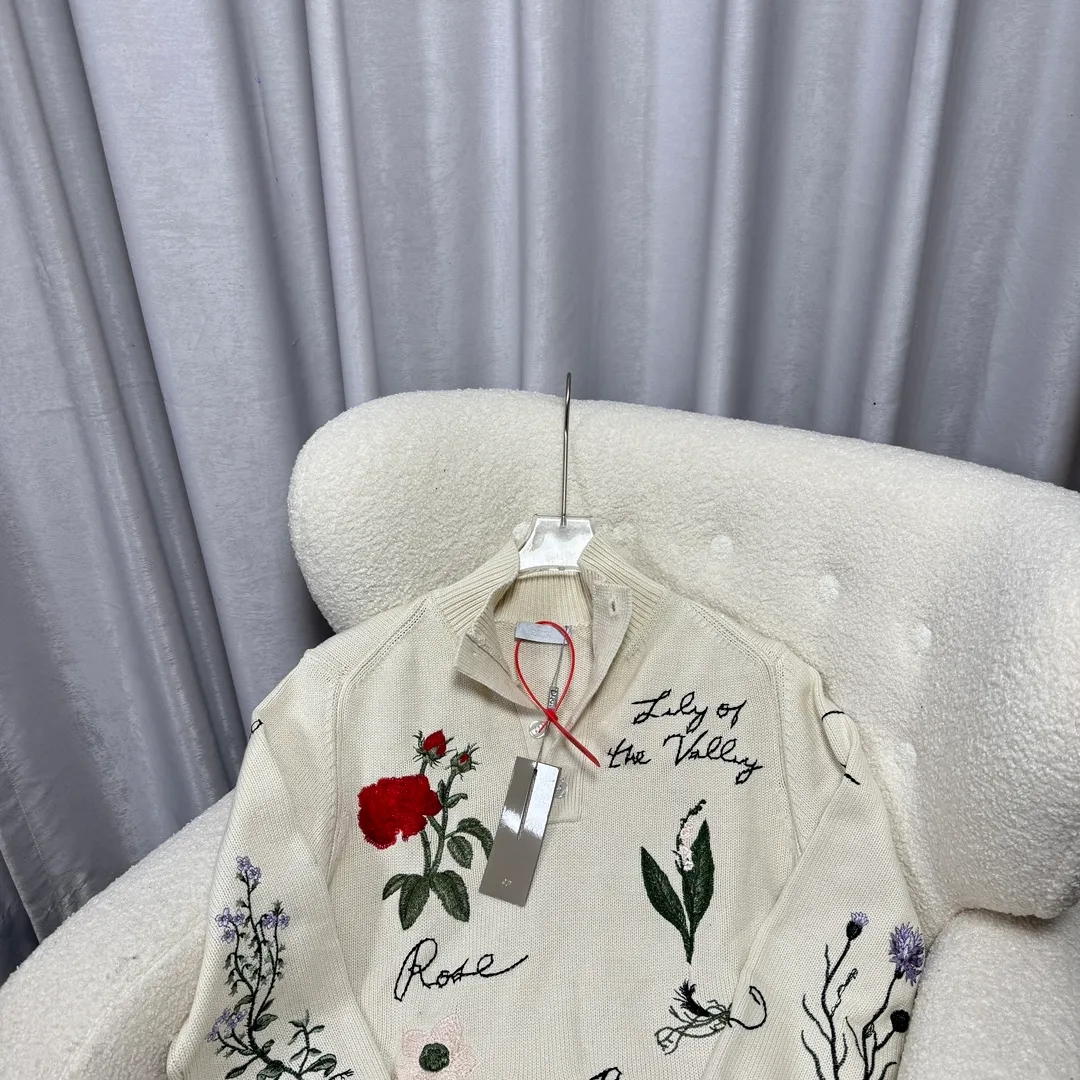 🅿️630 DIOR D*R autumn and winter new style 🍂Garden Story🥀Knitted polo collar sweater with heavy flower color embroidery, fully hand-made embroidery with complex craftsmanship, classic letter logo embroidery embellishment on the back, exquisite heavy work, fashionable and high-end versatile 50% wool blended wool, soft and waxy to the touch, gentle and tough knitted beauty, complete with three labels, it is recommended to hand wash