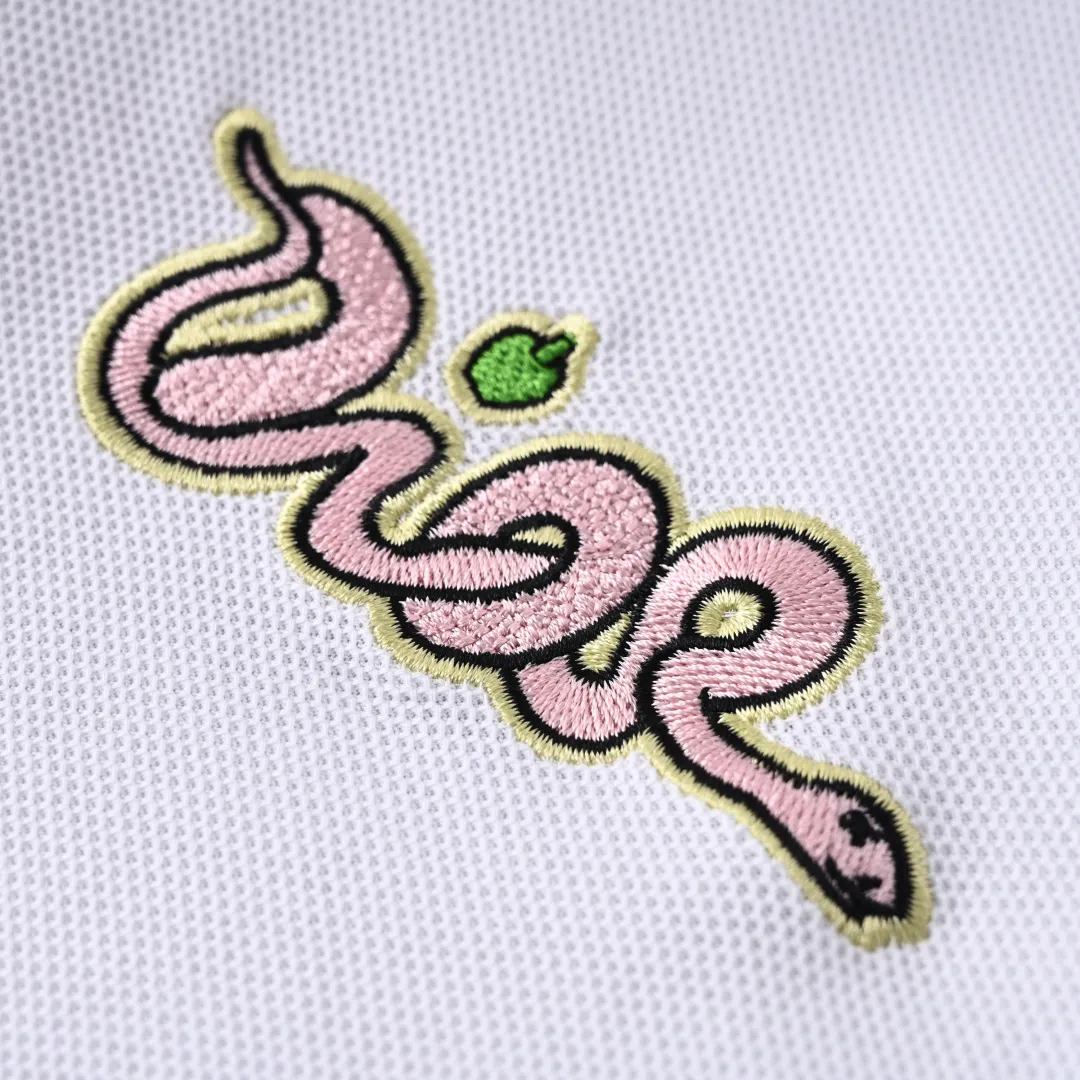 🅿️330 (Higher version) DIOR CD Inspired by DO AND KAWS limited series. The Year of the Snake graphic design reinterprets the classic logo. Contrasting logo patch at chest. The imported machine-made tatami embroidery technology makes the letter logo appear delicate and exquisite, enhancing the decorative effect. Use an embroidery machine to embroider the designed letter logo onto the patch. Unisex Size: S-L
