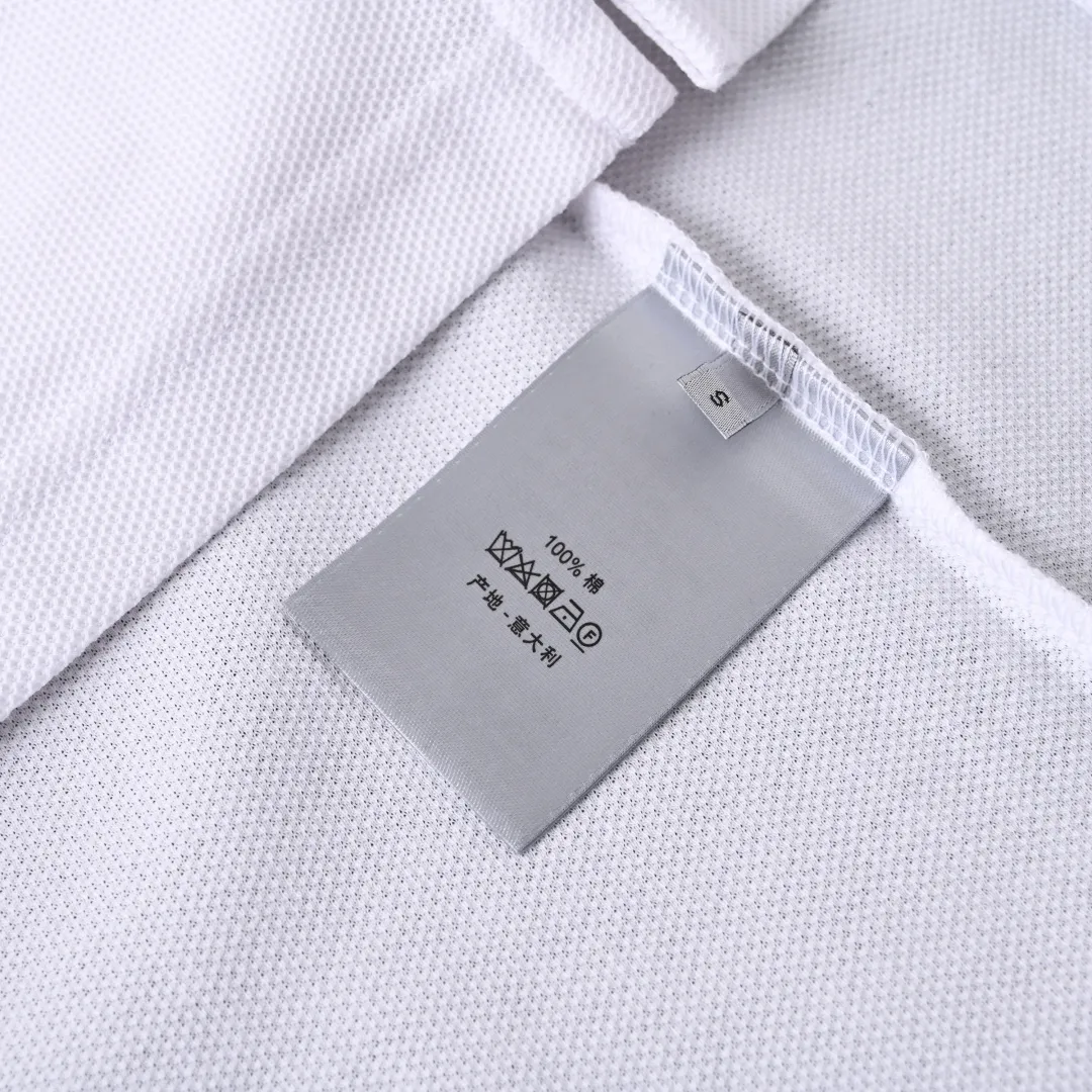 🅿️330 (Higher version) DIOR CD Inspired by DO AND KAWS limited series. The Year of the Snake graphic design reinterprets the classic logo. Contrasting logo patch at chest. The imported machine-made tatami embroidery technology makes the letter logo appear delicate and exquisite, enhancing the decorative effect. Use an embroidery machine to embroider the designed letter logo onto the patch. Unisex Size: S-L