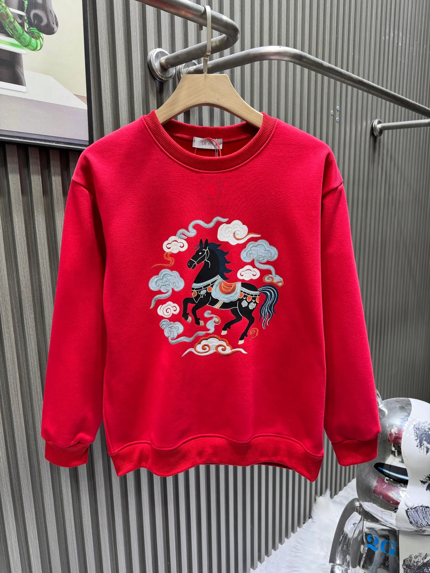 🅿️250 🀄️ DIOR Dior D*I 2026 New Year's red printed sweatshirt shows a multi-innovation trend. 400 pure cotton ➕ silver fox velvet deeply integrates traditional craftsmanship and modern design. Layered collage becomes the highlight in pattern design. For example, folk totems and abstract geometric figures are cleverly superimposed to create a story-telling visual effect. Artistic vine elements are also widely used. Winding lines grow freely on the clothing, creating a natural and lively atmosphere. In terms of embroidery technology, Jiahe's custom-developed hand-embroidered washing process makes embroidered short-sleeves more suitable for modern life. In terms of style, there are new Chinese-style Hunan embroidery short-sleeves, which use delicate line drawing to outline the artistic conception and show oriental charm. There are also Miu-style short-sleeves that use asymmetrical tailoring and unique printing to blend sweetness and coolness to meet the needs of different occasions.