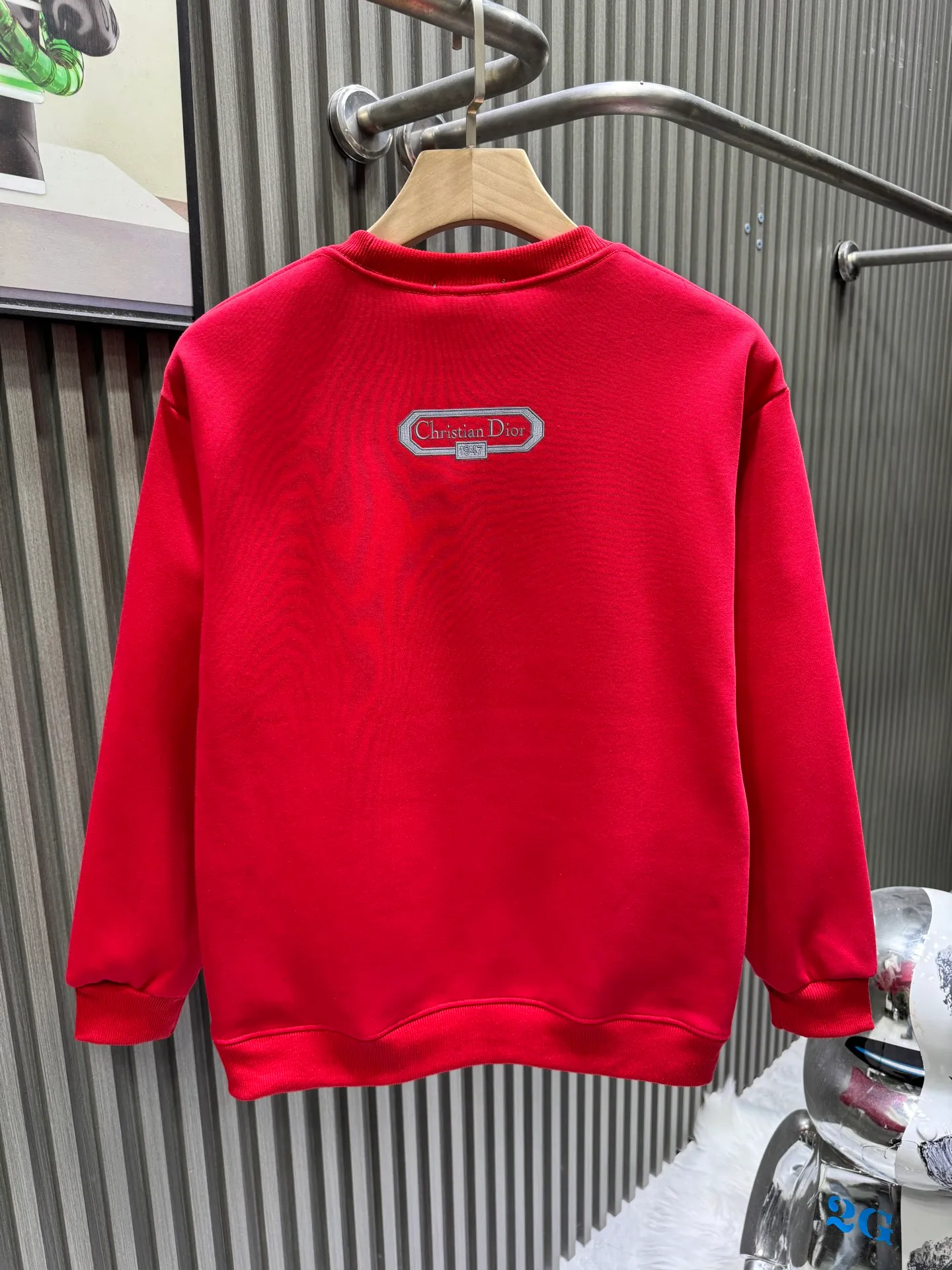 🅿️250 🀄️ DIOR Dior D*I 2026 New Year's red printed sweatshirt shows a multi-innovation trend. 400 pure cotton ➕ silver fox velvet deeply integrates traditional craftsmanship and modern design. Layered collage becomes the highlight in pattern design. For example, folk totems and abstract geometric figures are cleverly superimposed to create a story-telling visual effect. Artistic vine elements are also widely used. Winding lines grow freely on the clothing, creating a natural and lively atmosphere. In terms of embroidery technology, Jiahe's custom-developed hand-embroidered washing process makes embroidered short-sleeves more suitable for modern life. In terms of style, there are new Chinese-style Hunan embroidery short-sleeves, which use delicate line drawing to outline the artistic conception and show oriental charm. There are also Miu-style short-sleeves that use asymmetrical tailoring and unique printing to blend sweetness and coolness to meet the needs of different occasions.
