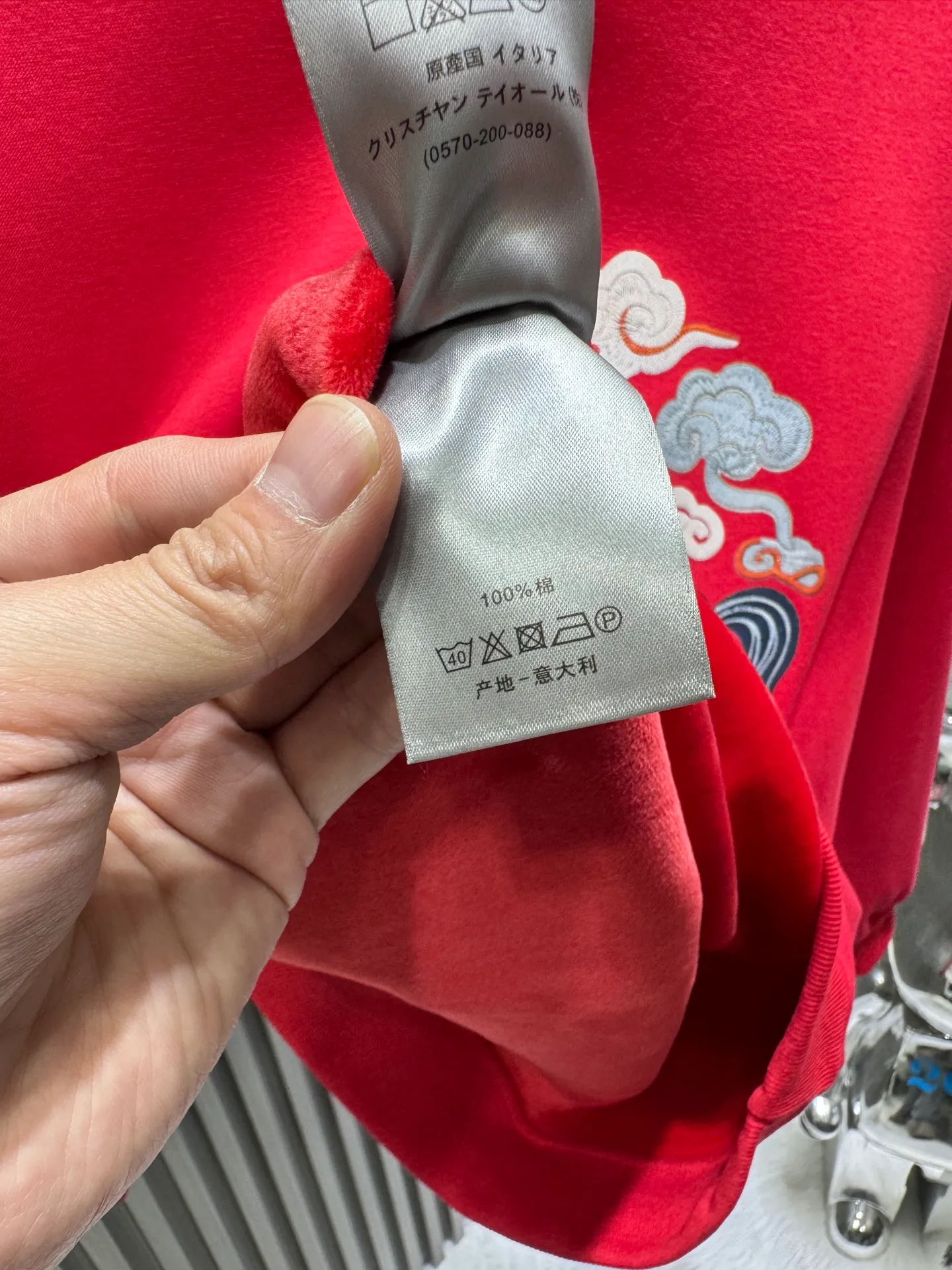 🅿️250 🀄️ DIOR Dior D*I 2026 New Year's red printed sweatshirt shows a multi-innovation trend. 400 pure cotton ➕ silver fox velvet deeply integrates traditional craftsmanship and modern design. Layered collage becomes the highlight in pattern design. For example, folk totems and abstract geometric figures are cleverly superimposed to create a story-telling visual effect. Artistic vine elements are also widely used. Winding lines grow freely on the clothing, creating a natural and lively atmosphere. In terms of embroidery technology, Jiahe's custom-developed hand-embroidered washing process makes embroidered short-sleeves more suitable for modern life. In terms of style, there are new Chinese-style Hunan embroidery short-sleeves, which use delicate line drawing to outline the artistic conception and show oriental charm. There are also Miu-style short-sleeves that use asymmetrical tailoring and unique printing to blend sweetness and coolness to meet the needs of different occasions.