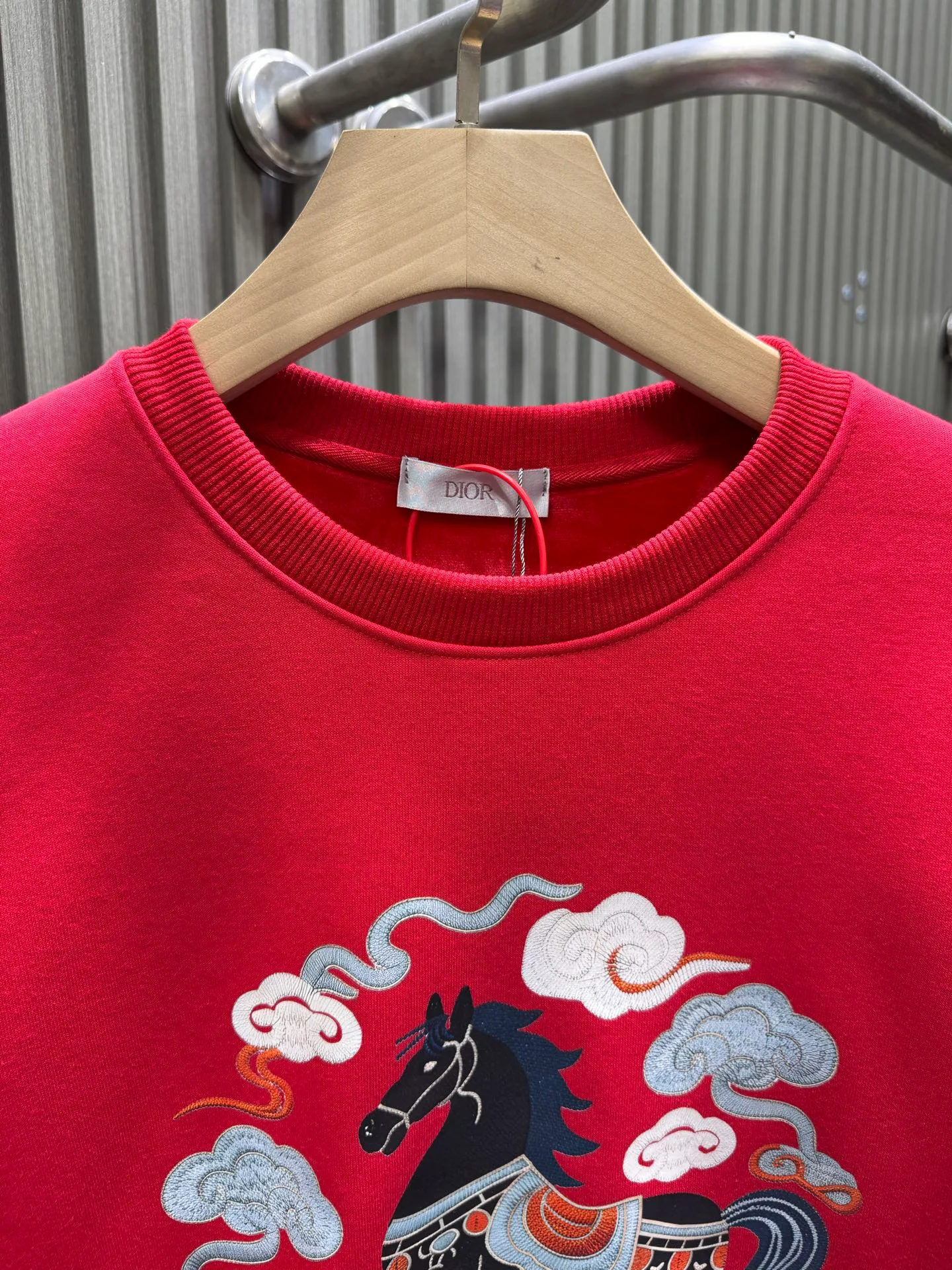 🅿️250 🀄️ DIOR Dior D*I 2026 New Year's red printed sweatshirt shows a multi-innovation trend. 400 pure cotton ➕ silver fox velvet deeply integrates traditional craftsmanship and modern design. Layered collage becomes the highlight in pattern design. For example, folk totems and abstract geometric figures are cleverly superimposed to create a story-telling visual effect. Artistic vine elements are also widely used. Winding lines grow freely on the clothing, creating a natural and lively atmosphere. In terms of embroidery technology, Jiahe's custom-developed hand-embroidered washing process makes embroidered short-sleeves more suitable for modern life. In terms of style, there are new Chinese-style Hunan embroidery short-sleeves, which use delicate line drawing to outline the artistic conception and show oriental charm. There are also Miu-style short-sleeves that use asymmetrical tailoring and unique printing to blend sweetness and coolness to meet the needs of different occasions.