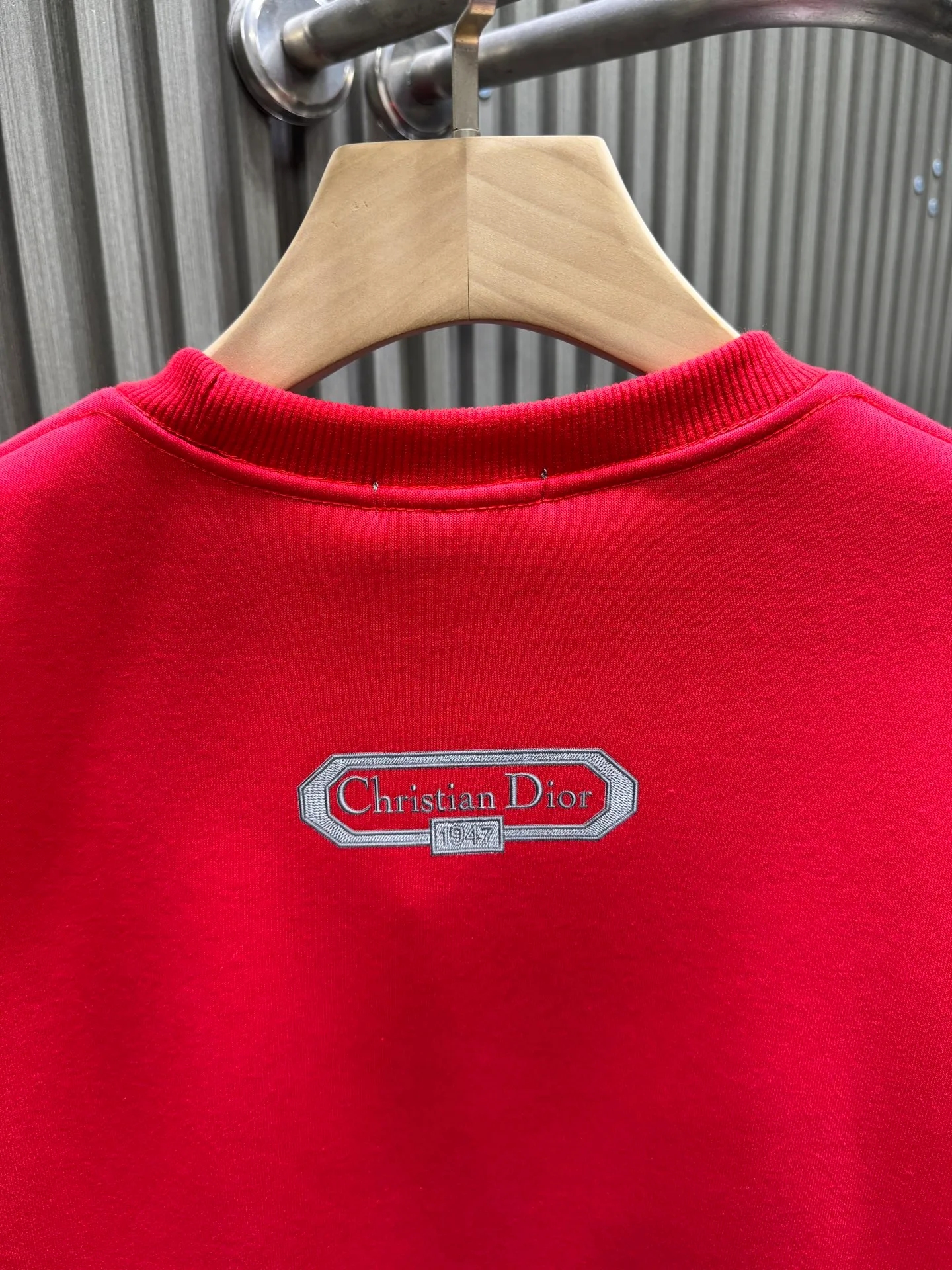 🅿️250 🀄️ DIOR Dior D*I 2026 New Year's red printed sweatshirt shows a multi-innovation trend. 400 pure cotton ➕ silver fox velvet deeply integrates traditional craftsmanship and modern design. Layered collage becomes the highlight in pattern design. For example, folk totems and abstract geometric figures are cleverly superimposed to create a story-telling visual effect. Artistic vine elements are also widely used. Winding lines grow freely on the clothing, creating a natural and lively atmosphere. In terms of embroidery technology, Jiahe's custom-developed hand-embroidered washing process makes embroidered short-sleeves more suitable for modern life. In terms of style, there are new Chinese-style Hunan embroidery short-sleeves, which use delicate line drawing to outline the artistic conception and show oriental charm. There are also Miu-style short-sleeves that use asymmetrical tailoring and unique printing to blend sweetness and coolness to meet the needs of different occasions.