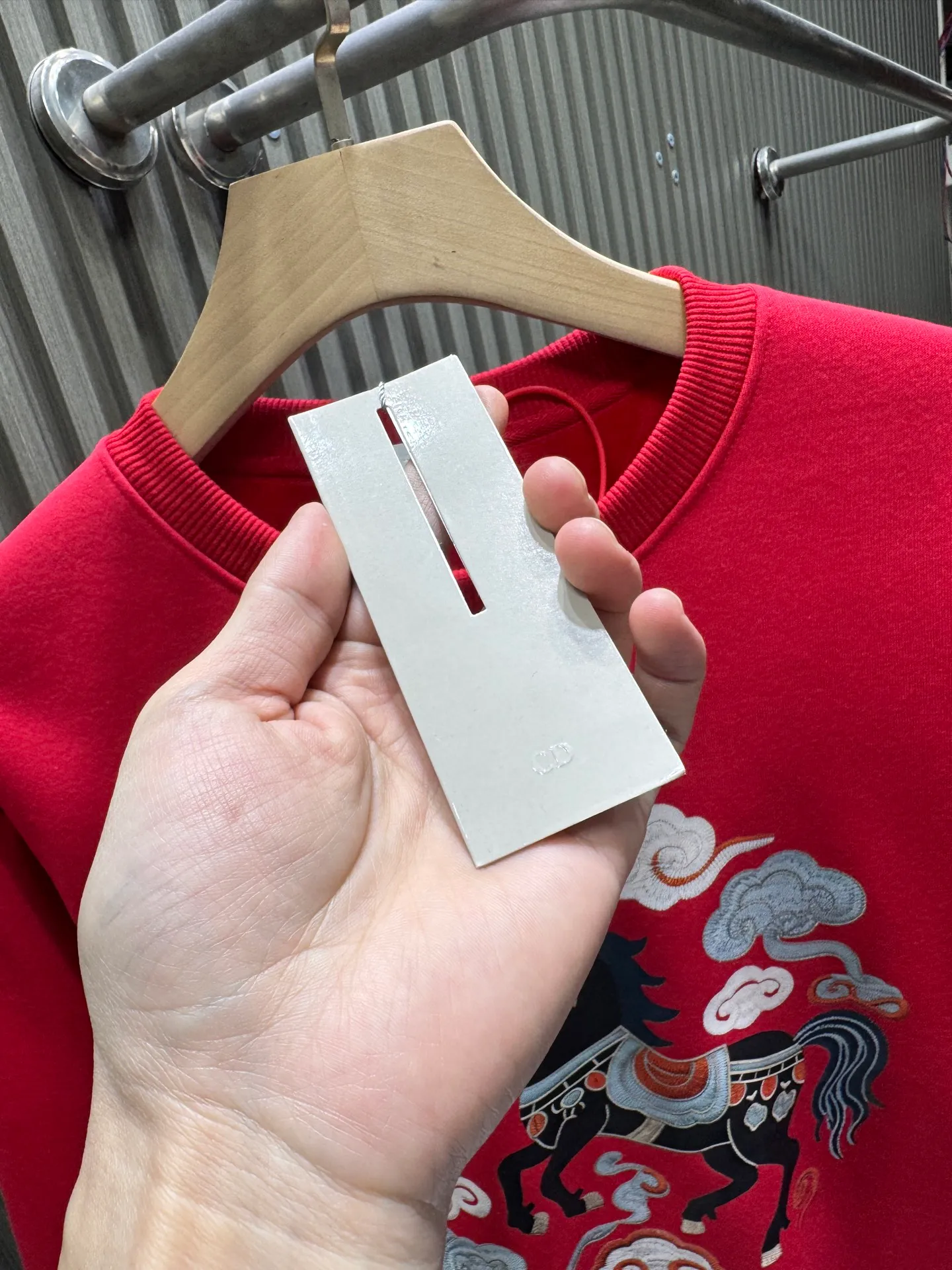 🅿️250 🀄️ DIOR Dior D*I 2026 New Year's red printed sweatshirt shows a multi-innovation trend. 400 pure cotton ➕ silver fox velvet deeply integrates traditional craftsmanship and modern design. Layered collage becomes the highlight in pattern design. For example, folk totems and abstract geometric figures are cleverly superimposed to create a story-telling visual effect. Artistic vine elements are also widely used. Winding lines grow freely on the clothing, creating a natural and lively atmosphere. In terms of embroidery technology, Jiahe's custom-developed hand-embroidered washing process makes embroidered short-sleeves more suitable for modern life. In terms of style, there are new Chinese-style Hunan embroidery short-sleeves, which use delicate line drawing to outline the artistic conception and show oriental charm. There are also Miu-style short-sleeves that use asymmetrical tailoring and unique printing to blend sweetness and coolness to meet the needs of different occasions.