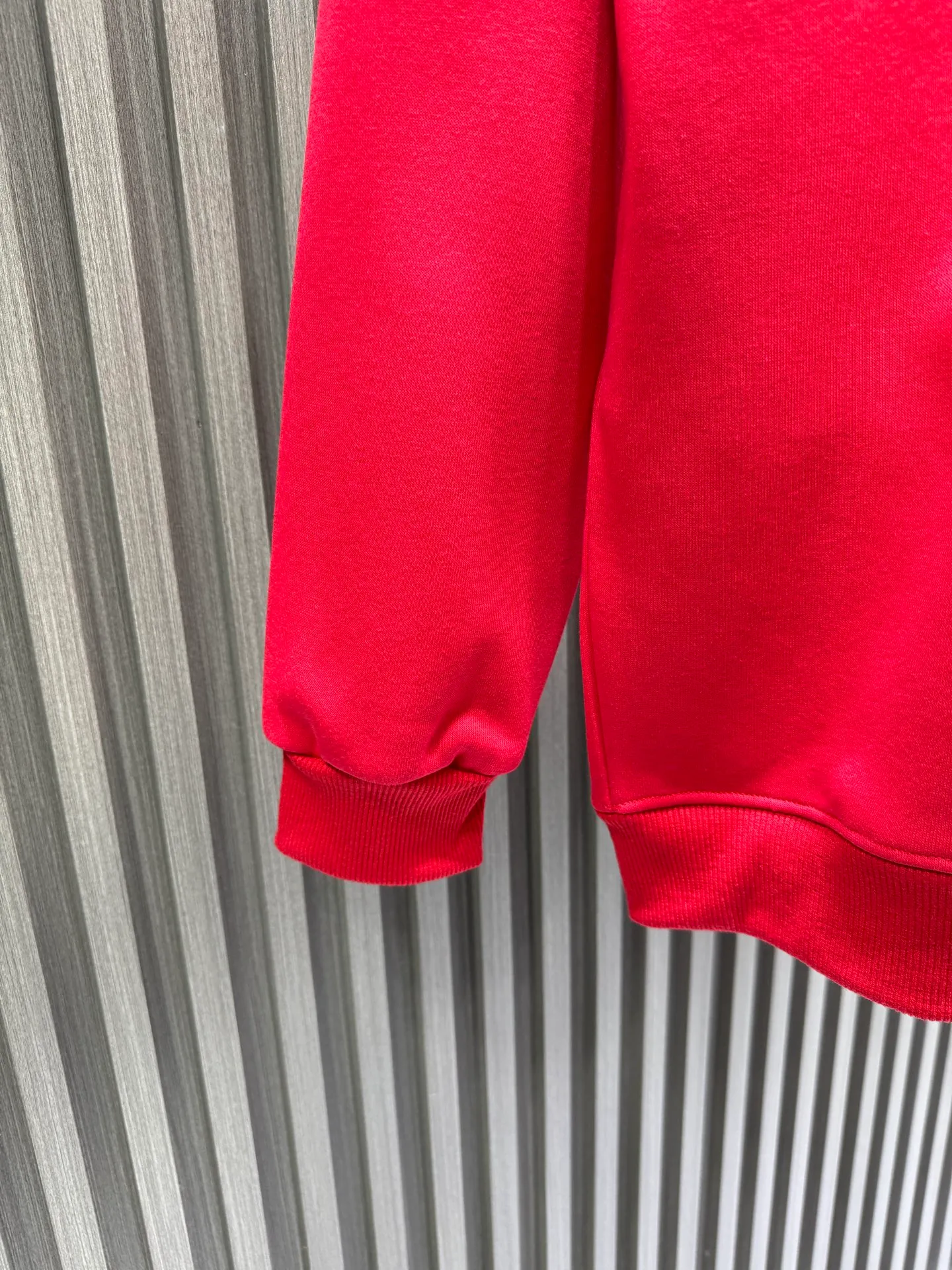 🅿️250 🀄️ DIOR Dior D*I 2026 New Year's red printed sweatshirt shows a multi-innovation trend. 400 pure cotton ➕ silver fox velvet deeply integrates traditional craftsmanship and modern design. Layered collage becomes the highlight in pattern design. For example, folk totems and abstract geometric figures are cleverly superimposed to create a story-telling visual effect. Artistic vine elements are also widely used. Winding lines grow freely on the clothing, creating a natural and lively atmosphere. In terms of embroidery technology, Jiahe's custom-developed hand-embroidered washing process makes embroidered short-sleeves more suitable for modern life. In terms of style, there are new Chinese-style Hunan embroidery short-sleeves, which use delicate line drawing to outline the artistic conception and show oriental charm. There are also Miu-style short-sleeves that use asymmetrical tailoring and unique printing to blend sweetness and coolness to meet the needs of different occasions.
