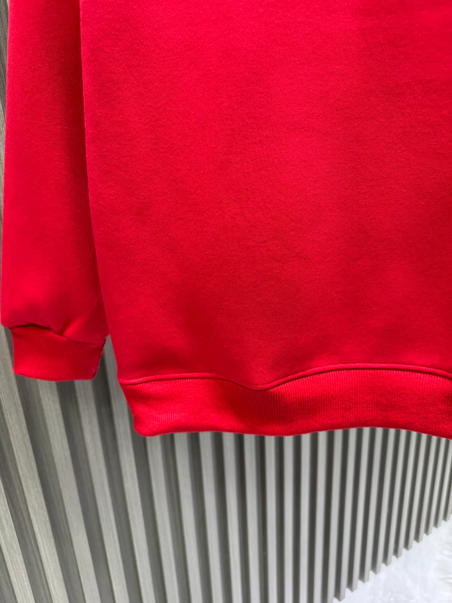 🅿️250 🀄️ DIOR Dior D*I 2026 New Year's red printed sweatshirt shows a multi-innovation trend. 400 pure cotton ➕ silver fox velvet deeply integrates traditional craftsmanship and modern design. Layered collage becomes the highlight in pattern design. For example, folk totems and abstract geometric figures are cleverly superimposed to create a story-telling visual effect. Artistic vine elements are also widely used. Winding lines grow freely on the clothing, creating a natural and lively atmosphere. In terms of embroidery technology, Jiahe's custom-developed hand-embroidered washing process makes embroidered short-sleeves more suitable for modern life. In terms of style, there are new Chinese-style Hunan embroidery short-sleeves, which use delicate line drawing to outline the artistic conception and show oriental charm. There are also Miu-style short-sleeves that use asymmetrical tailoring and unique printing to blend sweetness and coolness to meet the needs of different occasions.