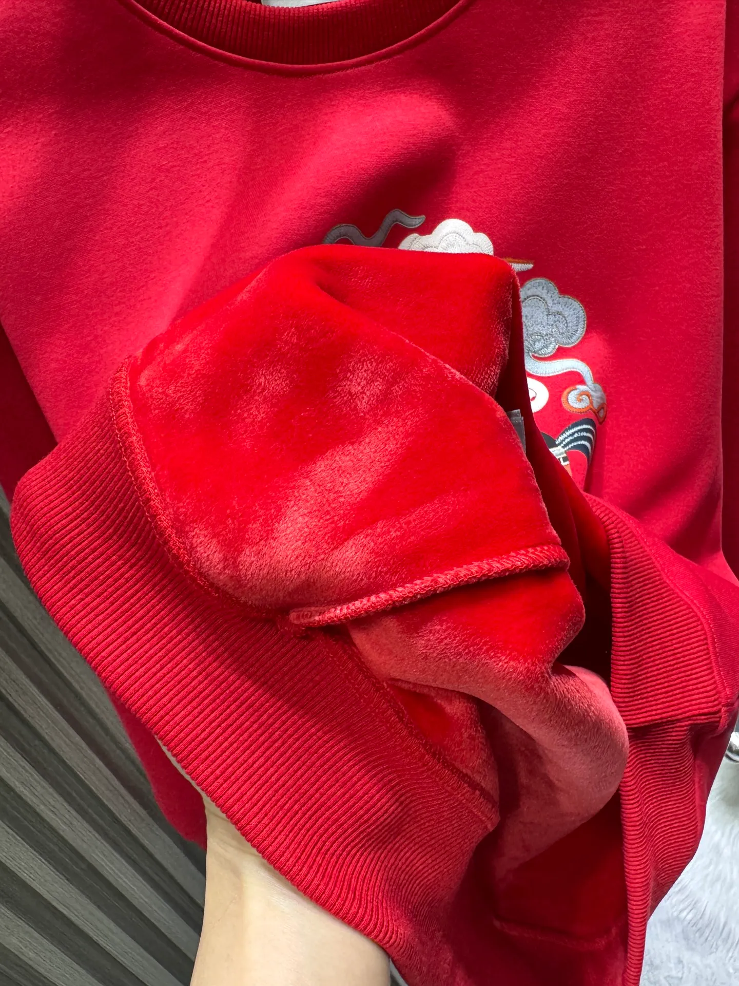 🅿️250 🀄️ DIOR Dior D*I 2026 New Year's red printed sweatshirt shows a multi-innovation trend. 400 pure cotton ➕ silver fox velvet deeply integrates traditional craftsmanship and modern design. Layered collage becomes the highlight in pattern design. For example, folk totems and abstract geometric figures are cleverly superimposed to create a story-telling visual effect. Artistic vine elements are also widely used. Winding lines grow freely on the clothing, creating a natural and lively atmosphere. In terms of embroidery technology, Jiahe's custom-developed hand-embroidered washing process makes embroidered short-sleeves more suitable for modern life. In terms of style, there are new Chinese-style Hunan embroidery short-sleeves, which use delicate line drawing to outline the artistic conception and show oriental charm. There are also Miu-style short-sleeves that use asymmetrical tailoring and unique printing to blend sweetness and coolness to meet the needs of different occasions.