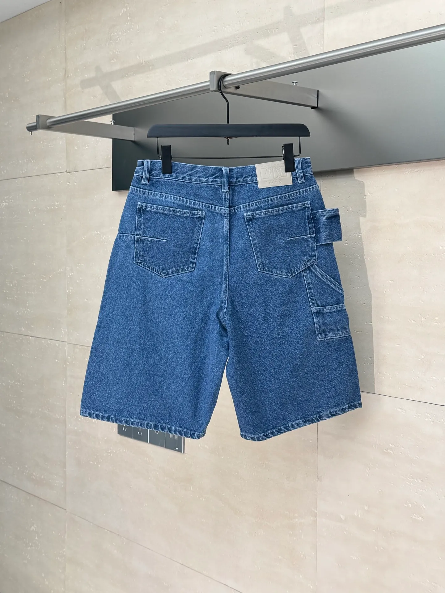 🅿️476 Dio/Dior 25Ss new diamond-line embroidered denim shorts. This style of denim shorts uses cannage embroidery splicing to interpret Dio’s novel and unique design. The entire style is made of blue cotton denim fabric, with 2 side diagonal pockets and 4 rear patch pockets. The leather Dior logo logo appears on the back side of the belt loop. The loose fit and fashionable style can be paired with the matching jacket to create a different spring and summer style.  Size：S/M/L