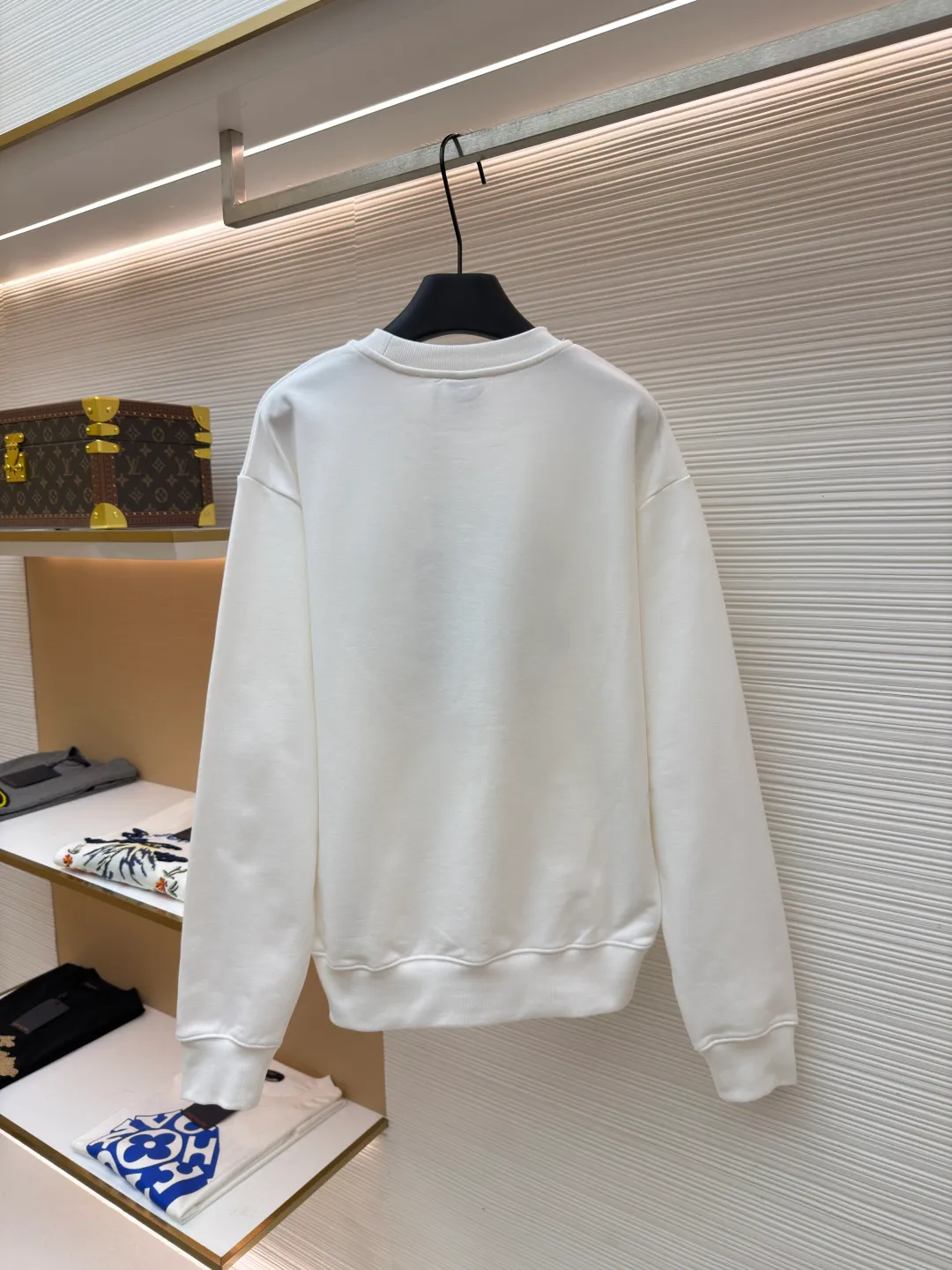 Dior four-leaf clover round neck sweatshirt ●Original version: purchased and developed by 19189 ●Item number: 1682447-A55 ●Material: pure cotton terry bottom sweatshirt fabric ●Technology: hollow embroidery production of coarse wool yarn ●Color: white ●Version: fitted version ●Weight: about 565 grams ●Size: XS-S-M-L ●Description: It adopts a fleece fabric structure of 26-count double yarn surface + 10-count yarn bottom, with a weight of 380g/㎡; with the same weight of 21-count 1x1 rib 470g/㎡. The 26-count double yarn forms a smooth and dense outer surface, and the 10-count yarn base is precisely brushed to form a rich and uniform velvet layer, thereby simultaneously achieving a crisp and skeletal feel on the outside and a skin-friendly touch like cloud velvet on the inside. Ribbing is used on the collar, cuffs and hem. Its extremely high weight and density ensure the ultimate thickness, resilience and deformation resistance of these closing parts, and together with the body, create a full and three-dimensional silhouette. The white color highlights the pure and delicate texture of the fabric and the pile loop texture on the bottom. The Dior Clover embroidery on the front uses hollow embroidery technology of coarse wool yarn. Refers to the use of special embroidery thread that is thicker and may have a plush texture. Its function is to give the embroidery pattern a unique fluffy, three-dimensional and soft touch, imitating the effect of wool weaving or tufting. This is an embroidery technique that uses specific stitches to make embroidery threads form an annular or hoop-like structure on the surface of the fabric. The embroidery thread does not adhere closely to the fabric, but forms tiny air circles, creating an extremely full, three-dimensional and elastic embroidery surface. The combination of the two creates a four-leaf clover pattern that is visually eye-catching, tactilely fluffy, and extremely handmade and artistic, forming a sharp and interesting contrast with the smooth white suede. The overall wiring is straight and delicate, the fabric is comfortable and soft, and the color is consistent without color difference. It can be matched with the same style to create a fashionable look and control various occasions. Customized accessories, complete with three standards, same style for men and women!