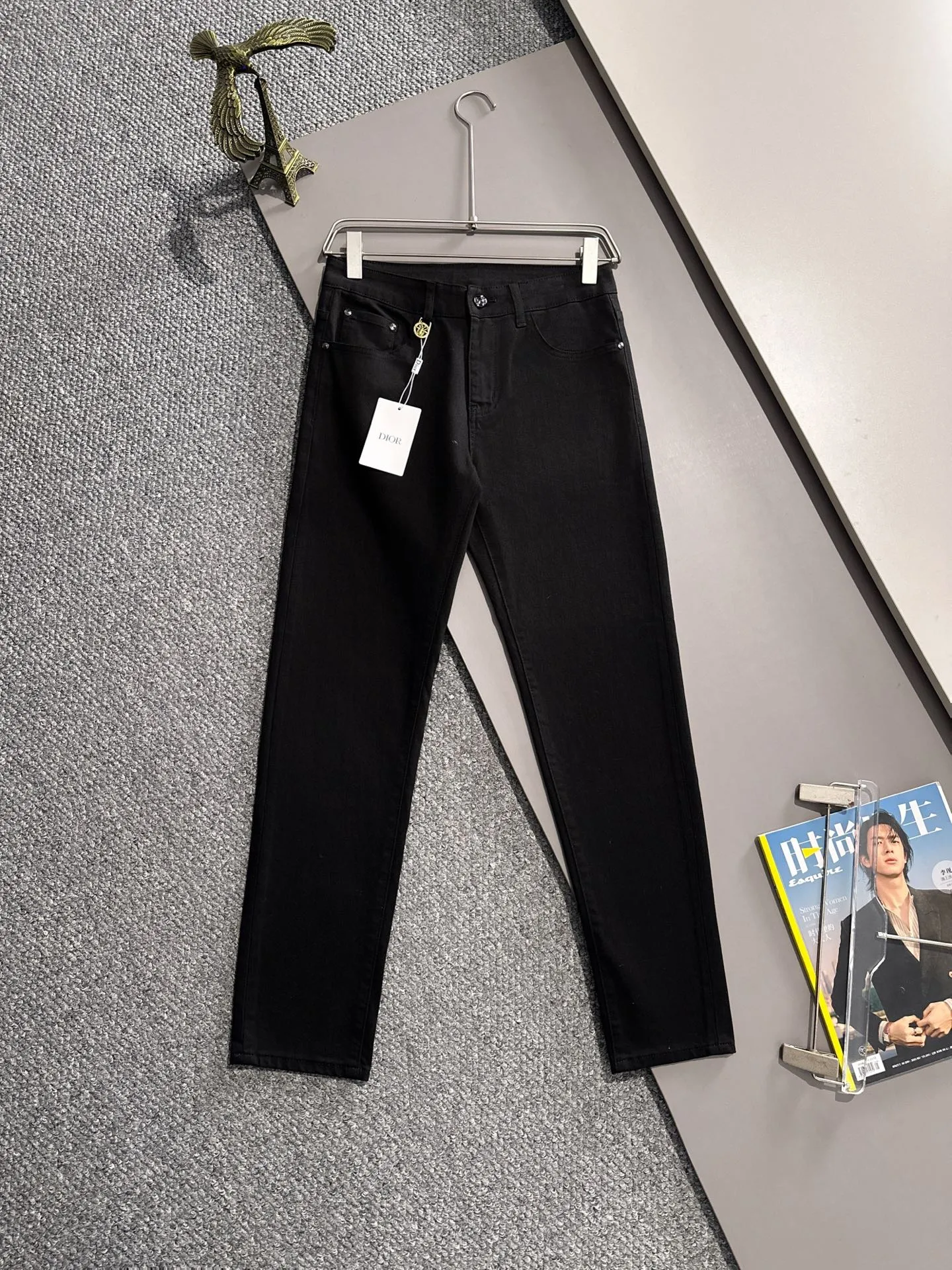 🅿️380 Dior's new 2025 four-season hot brick pocket slim-fit jeans trousers are woven from imported Japanese Denim plain cotton denim fabrics. They are complete with three labels, simple yet elegant, soft, delicate and comfortable, and the upper body is versatile and fashionable! Light luxury, a must-have item for daily commuting! Code number: 28-40 (please state your height and weight when placing an order)