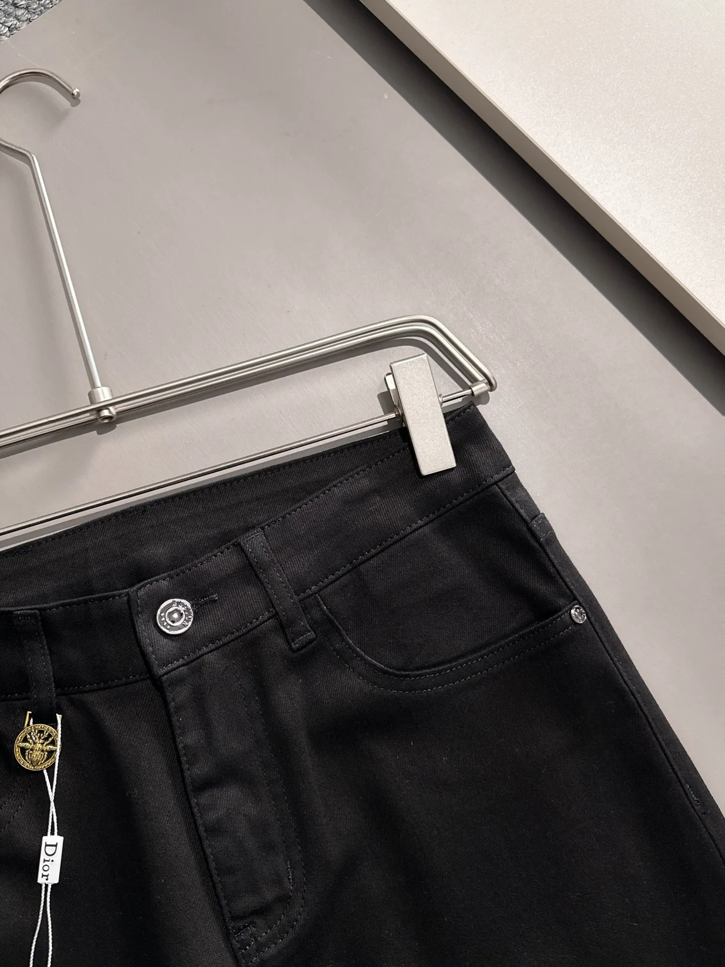 🅿️380 Dior's new 2025 four-season hot brick pocket slim-fit jeans trousers are woven from imported Japanese Denim plain cotton denim fabrics. They are complete with three labels, simple yet elegant, soft, delicate and comfortable, and the upper body is versatile and fashionable! Light luxury, a must-have item for daily commuting! Code number: 28-40 (please state your height and weight when placing an order)