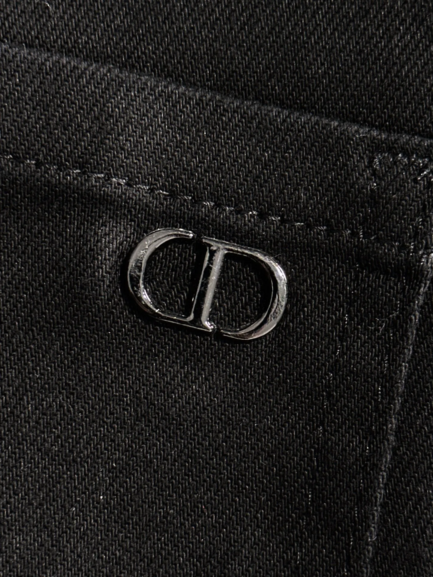 🅿️380 Dior's new 2025 four-season hot brick pocket slim-fit jeans trousers are woven from imported Japanese Denim plain cotton denim fabrics. They are complete with three labels, simple yet elegant, soft, delicate and comfortable, and the upper body is versatile and fashionable! Light luxury, a must-have item for daily commuting! Code number: 28-40 (please state your height and weight when placing an order)
