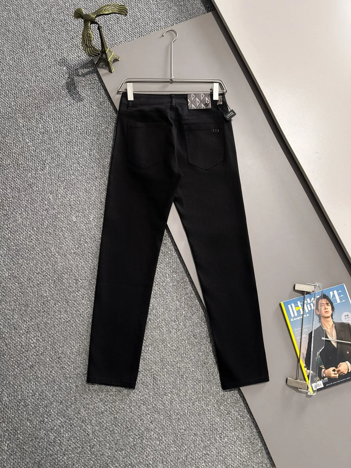 🅿️380 Dior's new 2025 four-season hot brick pocket slim-fit jeans trousers are woven from imported Japanese Denim plain cotton denim fabrics. They are complete with three labels, simple yet elegant, soft, delicate and comfortable, and the upper body is versatile and fashionable! Light luxury, a must-have item for daily commuting! Code number: 28-40 (please state your height and weight when placing an order)