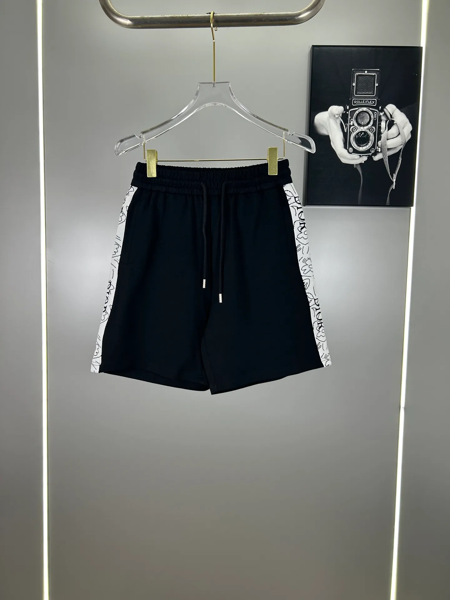 🅿️240 (high-end original specification version) Dior 2025ss trade channel goods. Ribbon casual sports shorts are an irresistible classic style with a casual and fashionable touch. Simplified proportional tailoring creates a casual and versatile fit. The customer-supplied high-density 400g fabric is different from traditional knitted cotton fabrics. It feels soft and delicate, has a better texture, is comfortable and skin-friendly, anti-wrinkle and breathable. Modern classic urban benchmark with a new image. The drawstring waist design highlights the charm of sports and leisure. It shows the youthful and exuberant expression. Lazy and sexy... Size: S--XXL
