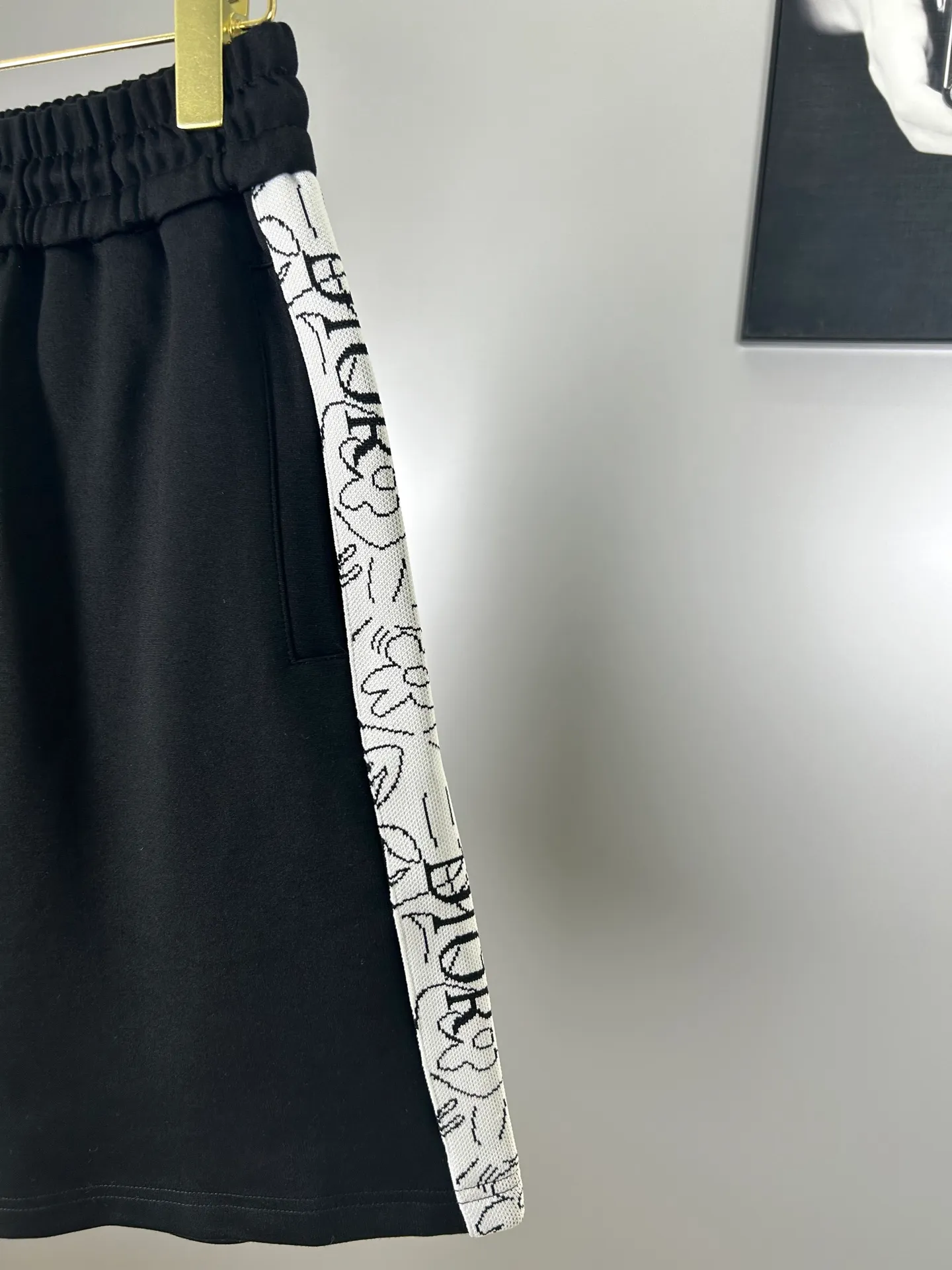 🅿️240 (high-end original specification version) Dior 2025ss trade channel goods. Ribbon casual sports shorts are an irresistible classic style with a casual and fashionable touch. Simplified proportional tailoring creates a casual and versatile fit. The customer-supplied high-density 400g fabric is different from traditional knitted cotton fabrics. It feels soft and delicate, has a better texture, is comfortable and skin-friendly, anti-wrinkle and breathable. Modern classic urban benchmark with a new image. The drawstring waist design highlights the charm of sports and leisure. It shows the youthful and exuberant expression. Lazy and sexy... Size: S--XXL