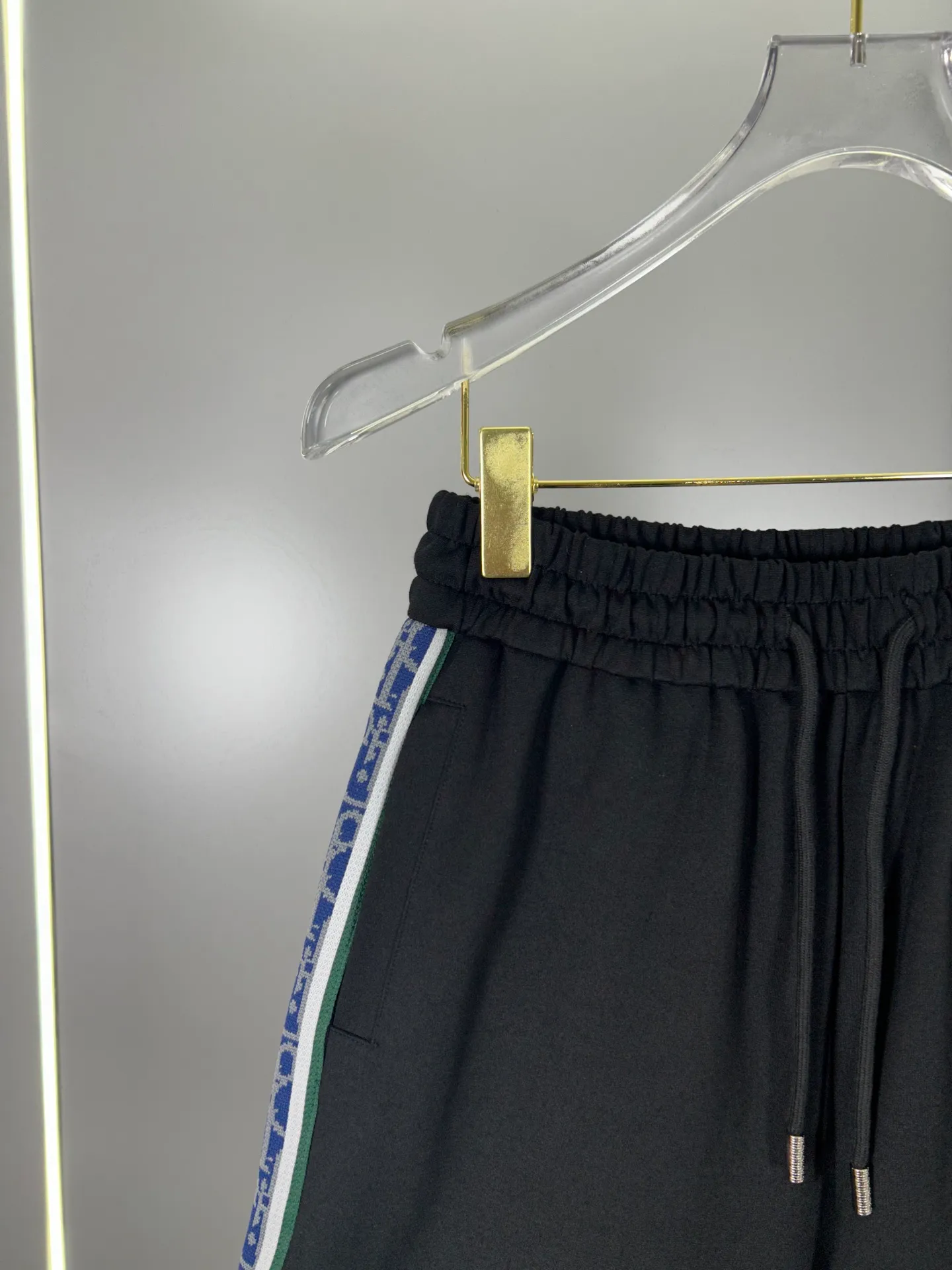 🅿️240 (high-end original specification version) Dior 2025ss trade channel goods. Ribbon casual sports shorts are an irresistible classic style with a casual and fashionable touch. Simplified proportional tailoring creates a casual and versatile fit. The customer-supplied high-density 400g fabric is different from traditional knitted cotton fabrics. It feels soft and delicate, has a better texture, is comfortable and skin-friendly, anti-wrinkle and breathable. Modern classic urban benchmark with a new image. The drawstring waist design highlights the charm of sports and leisure. It shows the youthful and exuberant expression. Lazy and sexy... Size: S--XXL
