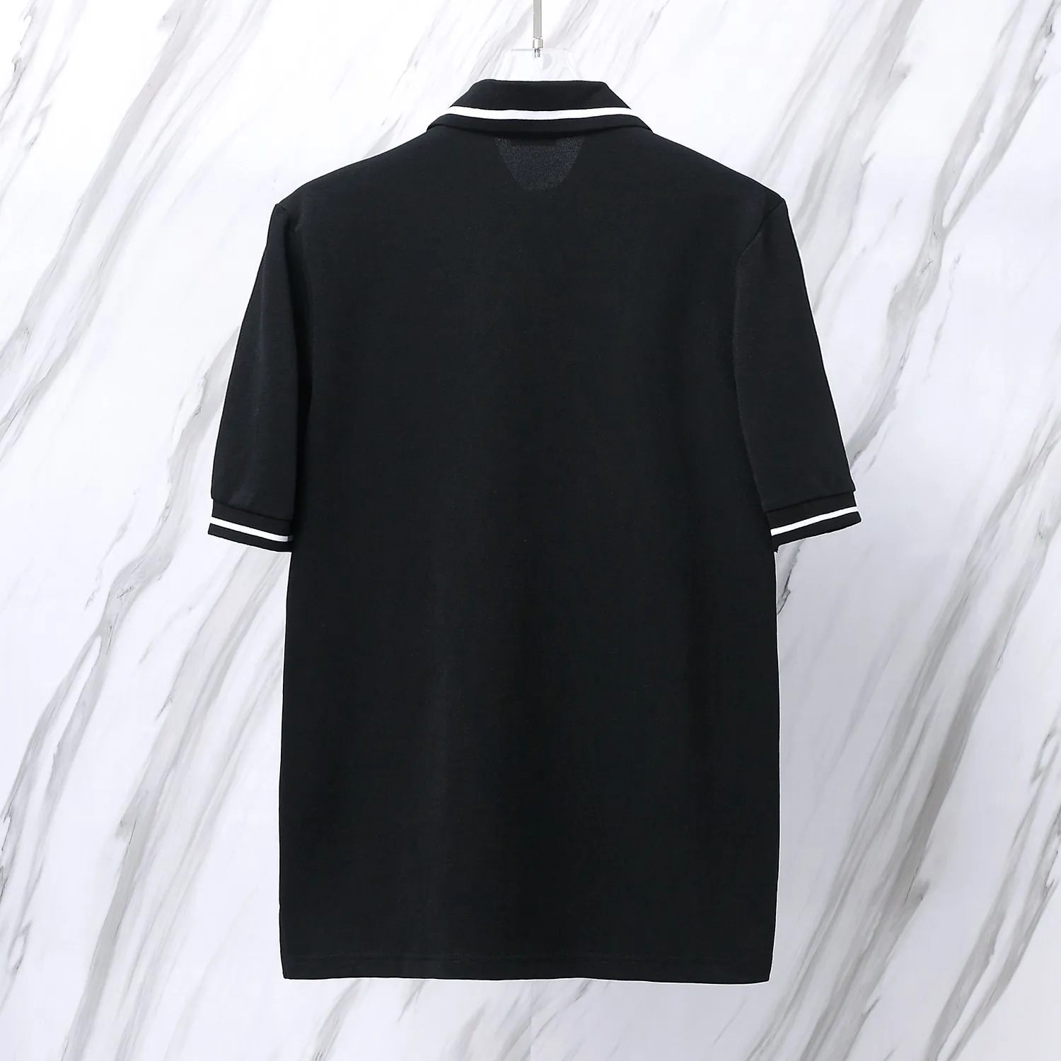 🅿️190 Item No. D41 (Dior classic little bee embroidered logo POLO shirt) Dior Dior 24ss new little bee letter embroidered logo lapel Polo shirt short-sleeved T-shirt. The counter restores the top replica for men and women. The own factory style is very good, business commuting, classic POLO lapel design, the classic small logo embroidery design on the chest highlights personality, making the entire line smoother, the most classic evergreen small logo design Exquisite embroidered logo design on the chest, pure cotton texture that is skin-friendly and comfortable. Suitable for both business and leisure. The piqué cotton fabric is more breathable and dry than ordinary knitted fabrics. 3D three-dimensional tailoring technology, the upper body is three-dimensional. The embroidery on the chest is full of details, and the embroidery with thousands of needles is three-dimensional and full. It is made of 240 grams of pure cotton piqué cotton fabric and customized buttons. Top quality product. Color: Black Size: S/M/L/XL