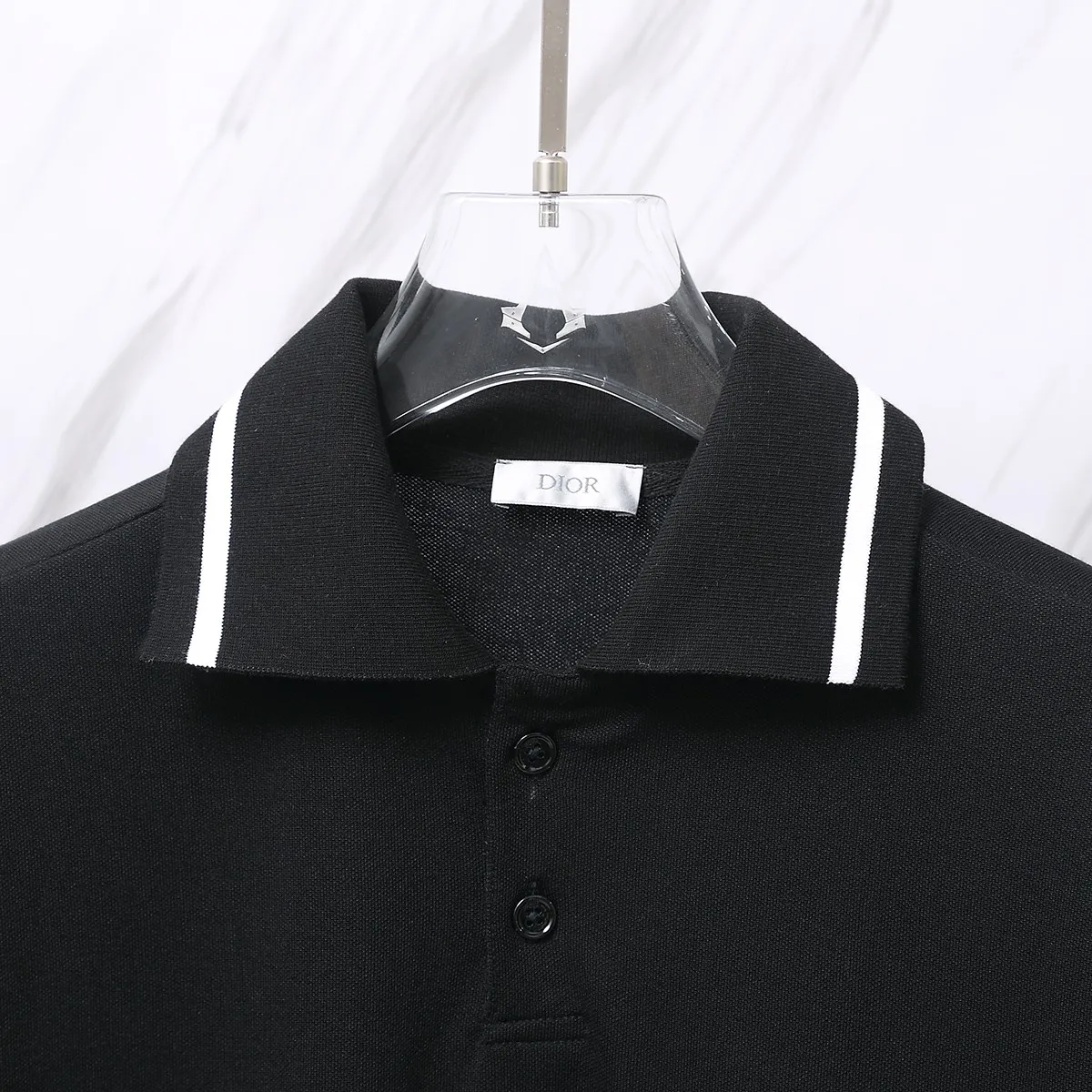 🅿️190 Item No. D41 (Dior classic little bee embroidered logo POLO shirt) Dior Dior 24ss new little bee letter embroidered logo lapel Polo shirt short-sleeved T-shirt. The counter restores the top replica for men and women. The own factory style is very good, business commuting, classic POLO lapel design, the classic small logo embroidery design on the chest highlights personality, making the entire line smoother, the most classic evergreen small logo design Exquisite embroidered logo design on the chest, pure cotton texture that is skin-friendly and comfortable. Suitable for both business and leisure. The piqué cotton fabric is more breathable and dry than ordinary knitted fabrics. 3D three-dimensional tailoring technology, the upper body is three-dimensional. The embroidery on the chest is full of details, and the embroidery with thousands of needles is three-dimensional and full. It is made of 240 grams of pure cotton piqué cotton fabric and customized buttons. Top quality product. Color: Black Size: S/M/L/XL