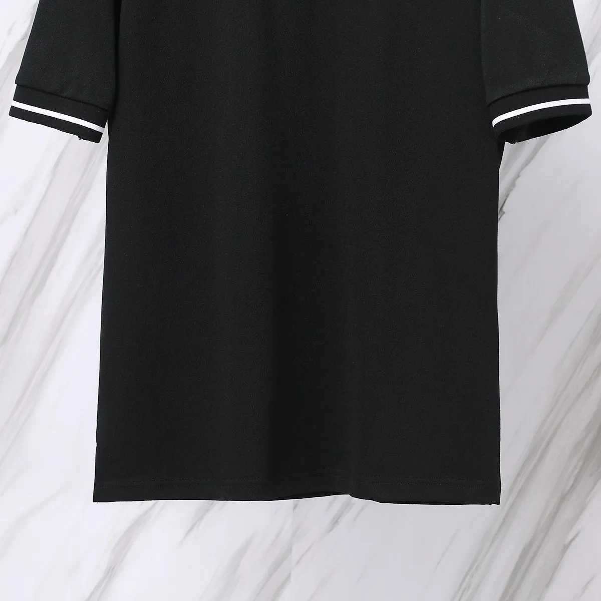🅿️190 Item No. D41 (Dior classic little bee embroidered logo POLO shirt) Dior Dior 24ss new little bee letter embroidered logo lapel Polo shirt short-sleeved T-shirt. The counter restores the top replica for men and women. The own factory style is very good, business commuting, classic POLO lapel design, the classic small logo embroidery design on the chest highlights personality, making the entire line smoother, the most classic evergreen small logo design Exquisite embroidered logo design on the chest, pure cotton texture that is skin-friendly and comfortable. Suitable for both business and leisure. The piqué cotton fabric is more breathable and dry than ordinary knitted fabrics. 3D three-dimensional tailoring technology, the upper body is three-dimensional. The embroidery on the chest is full of details, and the embroidery with thousands of needles is three-dimensional and full. It is made of 240 grams of pure cotton piqué cotton fabric and customized buttons. Top quality product. Color: Black Size: S/M/L/XL