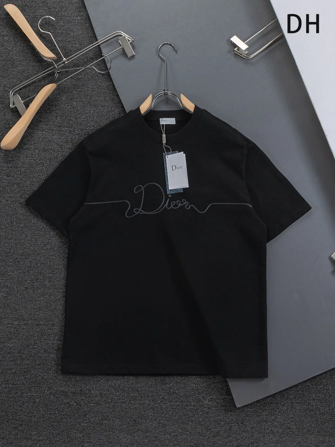 🅿️190 DIOR Dior Dior dior CD micro wide version S-XL Dior 26ss official website is always unbeatable classic style permanent boutique counter timeless classic style large plain logo on the chest Ribbon signature style 🪡 embroidered logo pattern heavy craftsmanship same style short-sleeved T-shirt, cotton blended terry jersey fabric, original development This is from the 2025 beachwear limited series. The full-logo jacquard towel highlights the classic Obliave flower. It is matched with an S-shaped round neck and topstitching. It is unique. The whole body is decorated with obliqve jacquard. The ribbed round neck is matched with V-shaped topstitching. Customized accessories. The whole body is customized and developed according to the Y-panel... Complete with three standards, it can control various styles and pay tribute to Dior's historic year! Coupled with the blessing of full-flower cotton material, both the upper body comfort and the existence are unparalleled. It can be said to be a must-have companion in summer. The excellent breathability and comfortable wearing feeling are unparalleled~ Recommended! ! Same style for men and women! Color: Black White Maroon Size: S-XL Size chart: S: Shoulder width 50-Bust 56-Length 70 M: Shoulder width 52-Bust 57-Length 72 L: Shoulder width 54-Bust 59-Length 74 XL: Shoulder width 56-Bust 62-Length 76