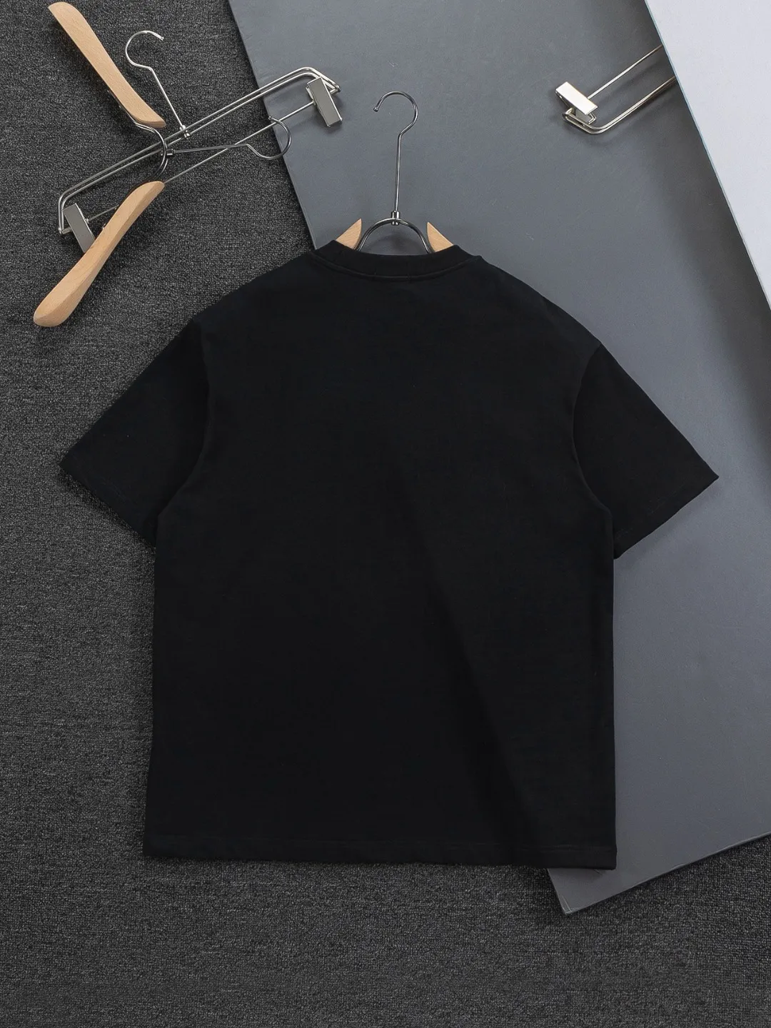 🅿️190 DIOR Dior Dior dior CD micro wide version S-XL Dior 26ss official website is always unbeatable classic style permanent boutique counter timeless classic style large plain logo on the chest Ribbon signature style 🪡 embroidered logo pattern heavy craftsmanship same style short-sleeved T-shirt, cotton blended terry jersey fabric, original development This is from the 2025 beachwear limited series. The full-logo jacquard towel highlights the classic Obliave flower. It is matched with an S-shaped round neck and topstitching. It is unique. The whole body is decorated with obliqve jacquard. The ribbed round neck is matched with V-shaped topstitching. Customized accessories. The whole body is customized and developed according to the Y-panel... Complete with three standards, it can control various styles and pay tribute to Dior's historic year! Coupled with the blessing of full-flower cotton material, both the upper body comfort and the existence are unparalleled. It can be said to be a must-have companion in summer. The excellent breathability and comfortable wearing feeling are unparalleled~ Recommended! ! Same style for men and women! Color: Black White Maroon Size: S-XL Size chart: S: Shoulder width 50-Bust 56-Length 70 M: Shoulder width 52-Bust 57-Length 72 L: Shoulder width 54-Bust 59-Length 74 XL: Shoulder width 56-Bust 62-Length 76