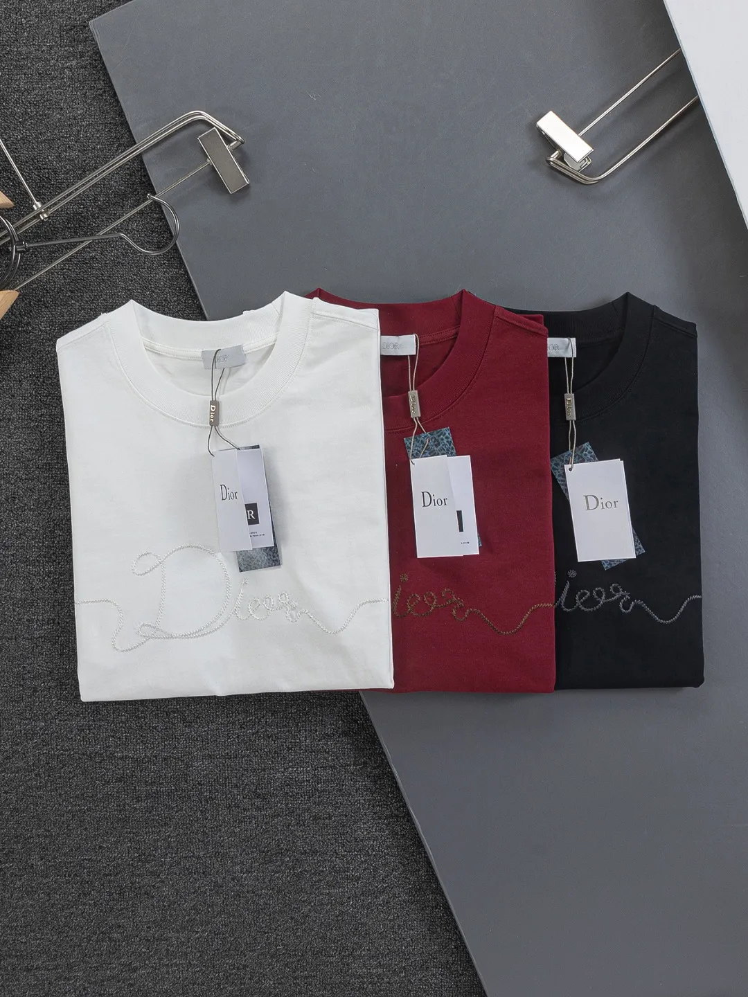 🅿️190 DIOR Dior Dior dior CD micro wide version S-XL Dior 26ss official website is always unbeatable classic style permanent boutique counter timeless classic style large plain logo on the chest Ribbon signature style 🪡 embroidered logo pattern heavy craftsmanship same style short-sleeved T-shirt, cotton blended terry jersey fabric, original development This is from the 2025 beachwear limited series. The full-logo jacquard towel highlights the classic Obliave flower. It is matched with an S-shaped round neck and topstitching. It is unique. The whole body is decorated with obliqve jacquard. The ribbed round neck is matched with V-shaped topstitching. Customized accessories. The whole body is customized and developed according to the Y-panel... Complete with three standards, it can control various styles and pay tribute to Dior's historic year! Coupled with the blessing of full-flower cotton material, both the upper body comfort and the existence are unparalleled. It can be said to be a must-have companion in summer. The excellent breathability and comfortable wearing feeling are unparalleled~ Recommended! ! Same style for men and women! Color: Black White Maroon Size: S-XL Size chart: S: Shoulder width 50-Bust 56-Length 70 M: Shoulder width 52-Bust 57-Length 72 L: Shoulder width 54-Bust 59-Length 74 XL: Shoulder width 56-Bust 62-Length 76