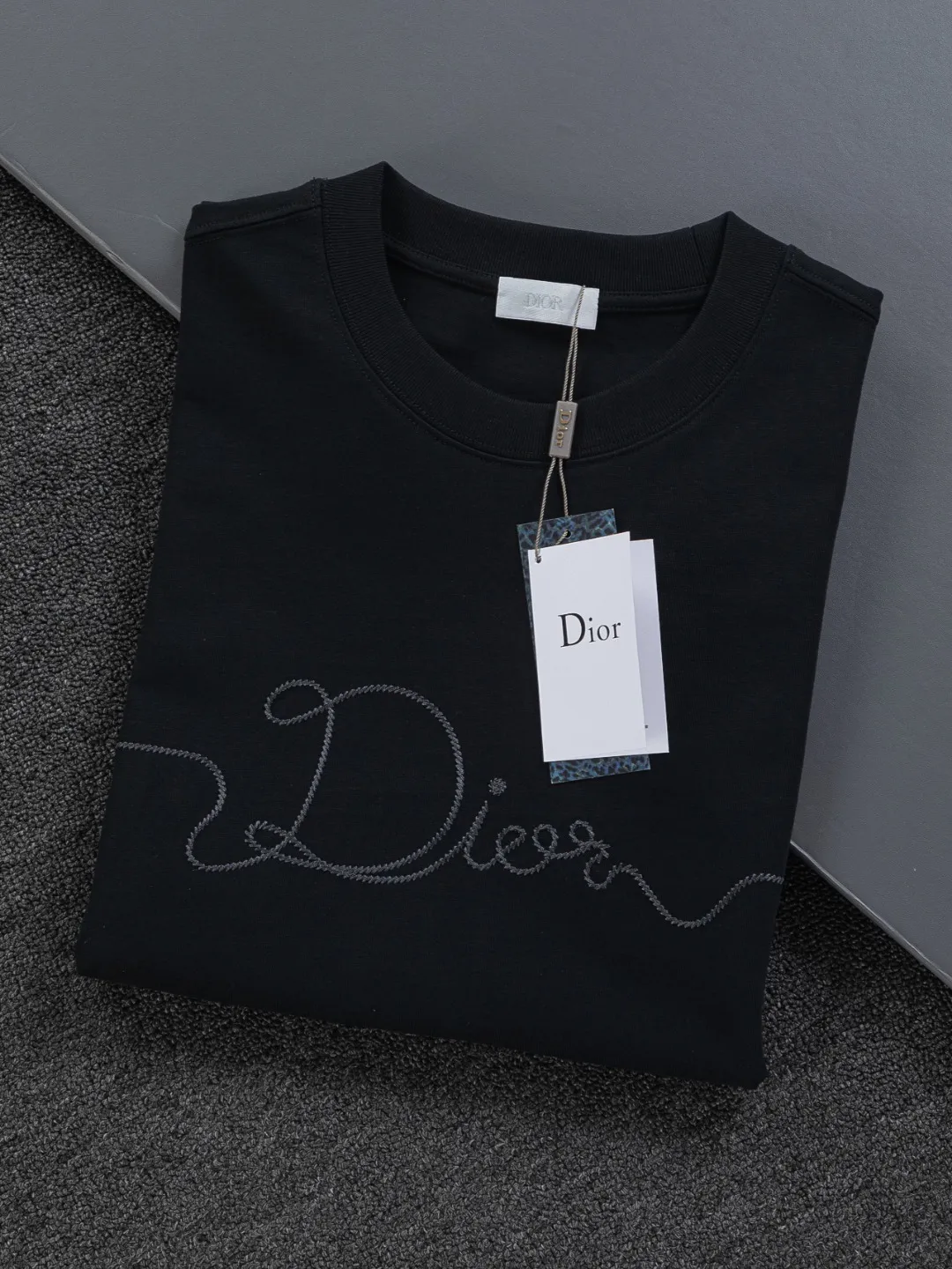 🅿️190 DIOR Dior Dior dior CD micro wide version S-XL Dior 26ss official website is always unbeatable classic style permanent boutique counter timeless classic style large plain logo on the chest Ribbon signature style 🪡 embroidered logo pattern heavy craftsmanship same style short-sleeved T-shirt, cotton blended terry jersey fabric, original development This is from the 2025 beachwear limited series. The full-logo jacquard towel highlights the classic Obliave flower. It is matched with an S-shaped round neck and topstitching. It is unique. The whole body is decorated with obliqve jacquard. The ribbed round neck is matched with V-shaped topstitching. Customized accessories. The whole body is customized and developed according to the Y-panel... Complete with three standards, it can control various styles and pay tribute to Dior's historic year! Coupled with the blessing of full-flower cotton material, both the upper body comfort and the existence are unparalleled. It can be said to be a must-have companion in summer. The excellent breathability and comfortable wearing feeling are unparalleled~ Recommended! ! Same style for men and women! Color: Black White Maroon Size: S-XL Size chart: S: Shoulder width 50-Bust 56-Length 70 M: Shoulder width 52-Bust 57-Length 72 L: Shoulder width 54-Bust 59-Length 74 XL: Shoulder width 56-Bust 62-Length 76