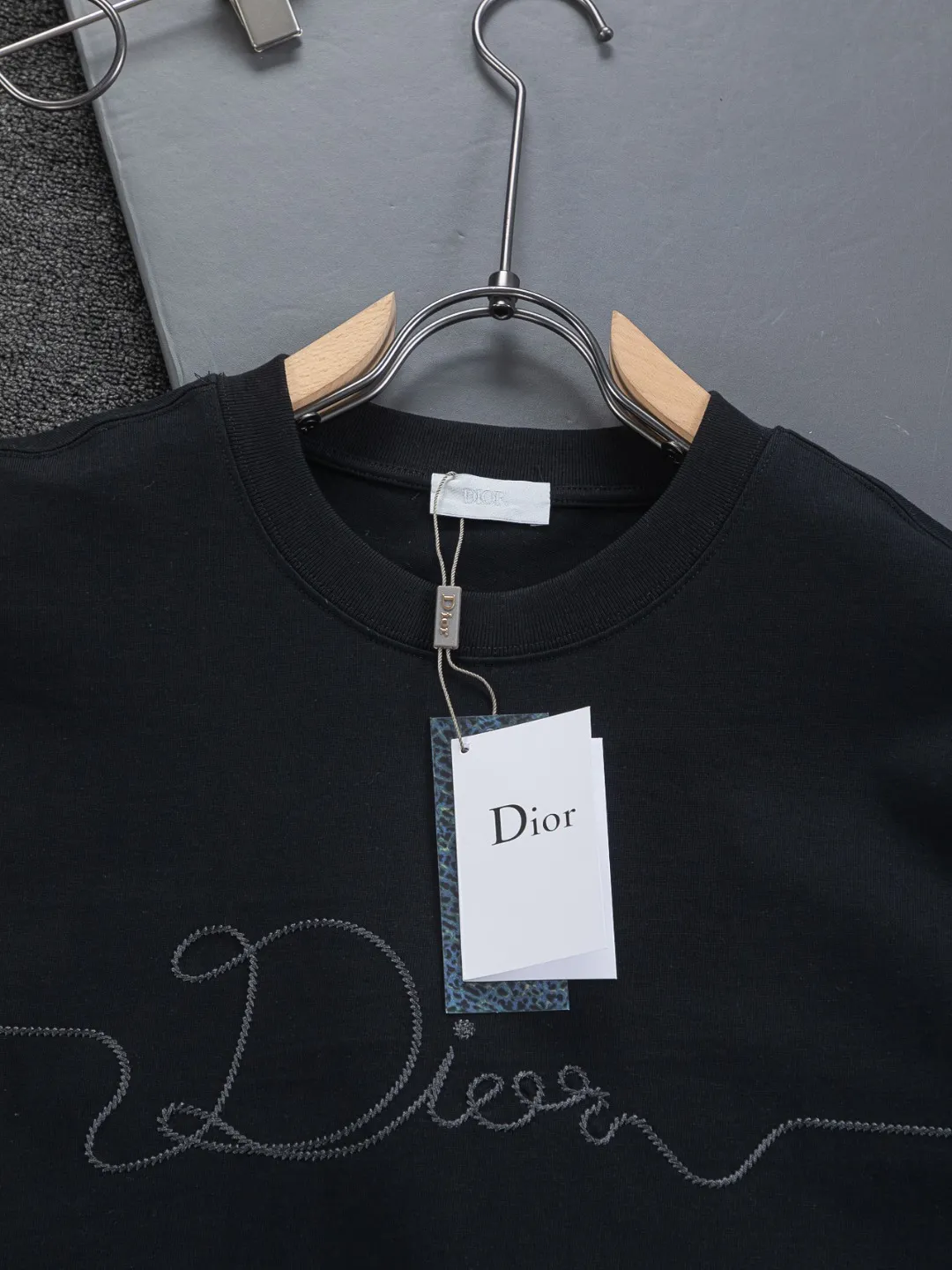 🅿️190 DIOR Dior Dior dior CD micro wide version S-XL Dior 26ss official website is always unbeatable classic style permanent boutique counter timeless classic style large plain logo on the chest Ribbon signature style 🪡 embroidered logo pattern heavy craftsmanship same style short-sleeved T-shirt, cotton blended terry jersey fabric, original development This is from the 2025 beachwear limited series. The full-logo jacquard towel highlights the classic Obliave flower. It is matched with an S-shaped round neck and topstitching. It is unique. The whole body is decorated with obliqve jacquard. The ribbed round neck is matched with V-shaped topstitching. Customized accessories. The whole body is customized and developed according to the Y-panel... Complete with three standards, it can control various styles and pay tribute to Dior's historic year! Coupled with the blessing of full-flower cotton material, both the upper body comfort and the existence are unparalleled. It can be said to be a must-have companion in summer. The excellent breathability and comfortable wearing feeling are unparalleled~ Recommended! ! Same style for men and women! Color: Black White Maroon Size: S-XL Size chart: S: Shoulder width 50-Bust 56-Length 70 M: Shoulder width 52-Bust 57-Length 72 L: Shoulder width 54-Bust 59-Length 74 XL: Shoulder width 56-Bust 62-Length 76