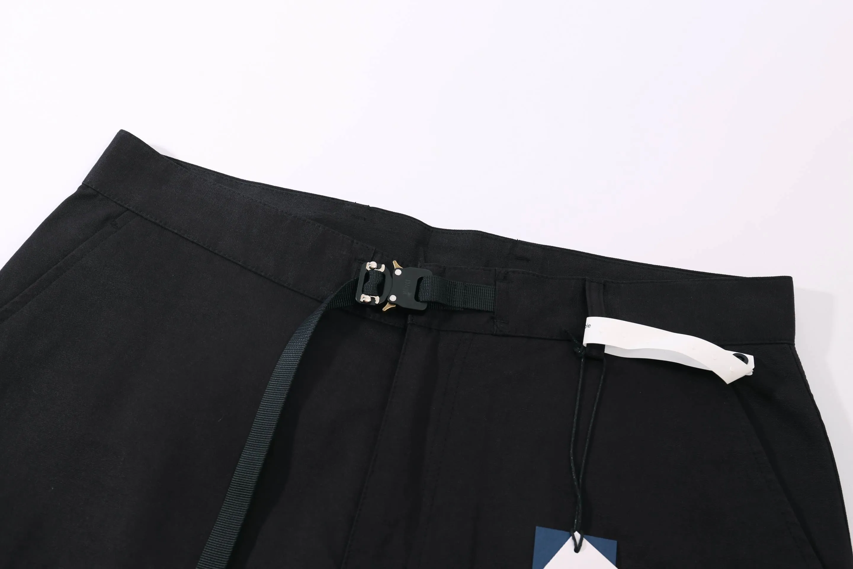🅿️260 High-quality new DIO*CD belt metal buckle saddle pocket overalls casual trousers. This is a new product in the 2024 winter series. It incorporates Dir's high-end aesthetic style and reinterprets the classic logo. Crafted from black cotton-blend, they feature saddle pockets on the legs and a Dir rubber patch on the back for a unique look. Wear with pieces from the collection for a casual look. Front practical saddle pocket with buckle, Dir rubber patch, hidden zipper and hook closure, side slip pockets and rear hidden pocket, 51% nylon, 49% cotton, trim: 100% synthetic leather, black, unisex! Size SIZE: XS S ML