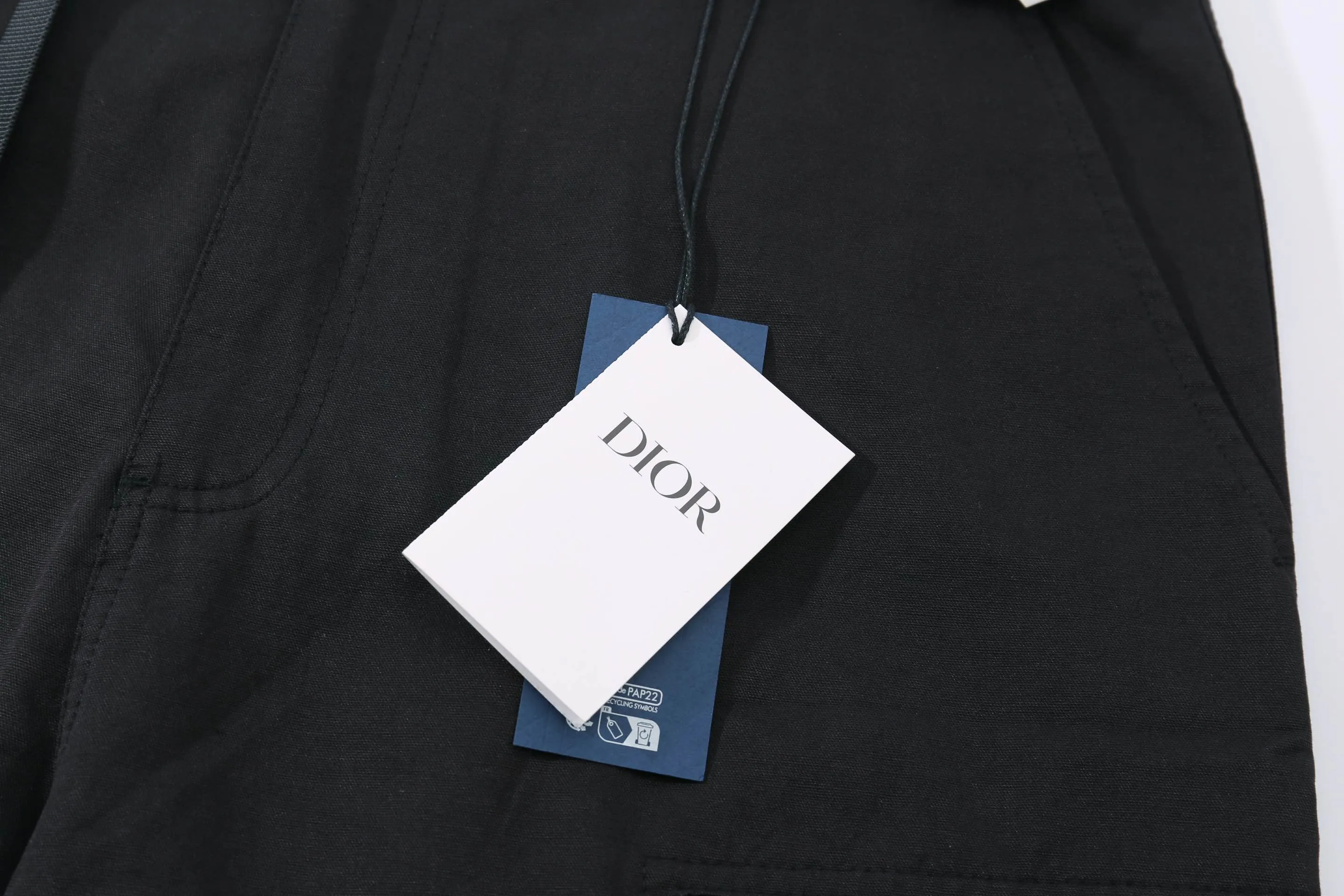 🅿️260 High-quality new DIO*CD belt metal buckle saddle pocket overalls casual trousers. This is a new product in the 2024 winter series. It incorporates Dir's high-end aesthetic style and reinterprets the classic logo. Crafted from black cotton-blend, they feature saddle pockets on the legs and a Dir rubber patch on the back for a unique look. Wear with pieces from the collection for a casual look. Front practical saddle pocket with buckle, Dir rubber patch, hidden zipper and hook closure, side slip pockets and rear hidden pocket, 51% nylon, 49% cotton, trim: 100% synthetic leather, black, unisex! Size SIZE: XS S ML