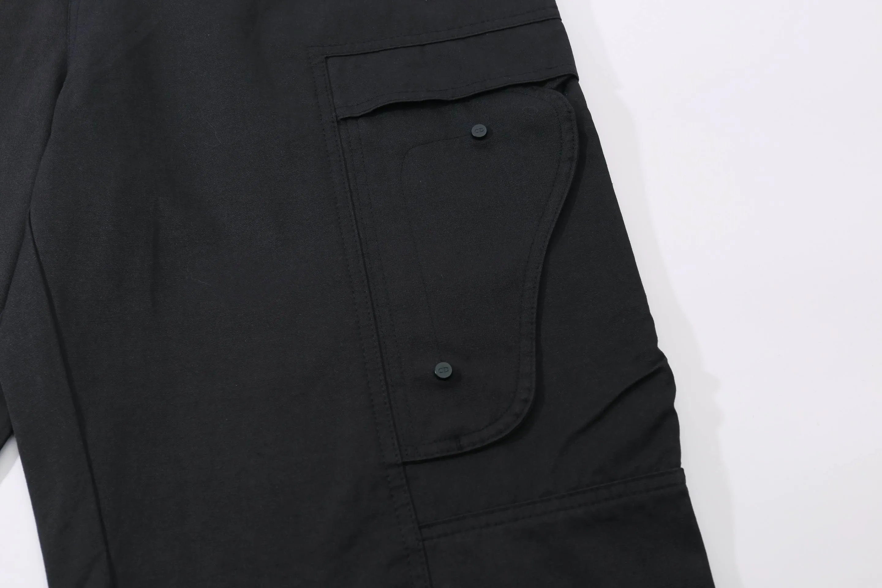 🅿️260 High-quality new DIO*CD belt metal buckle saddle pocket overalls casual trousers. This is a new product in the 2024 winter series. It incorporates Dir's high-end aesthetic style and reinterprets the classic logo. Crafted from black cotton-blend, they feature saddle pockets on the legs and a Dir rubber patch on the back for a unique look. Wear with pieces from the collection for a casual look. Front practical saddle pocket with buckle, Dir rubber patch, hidden zipper and hook closure, side slip pockets and rear hidden pocket, 51% nylon, 49% cotton, trim: 100% synthetic leather, black, unisex! Size SIZE: XS S ML