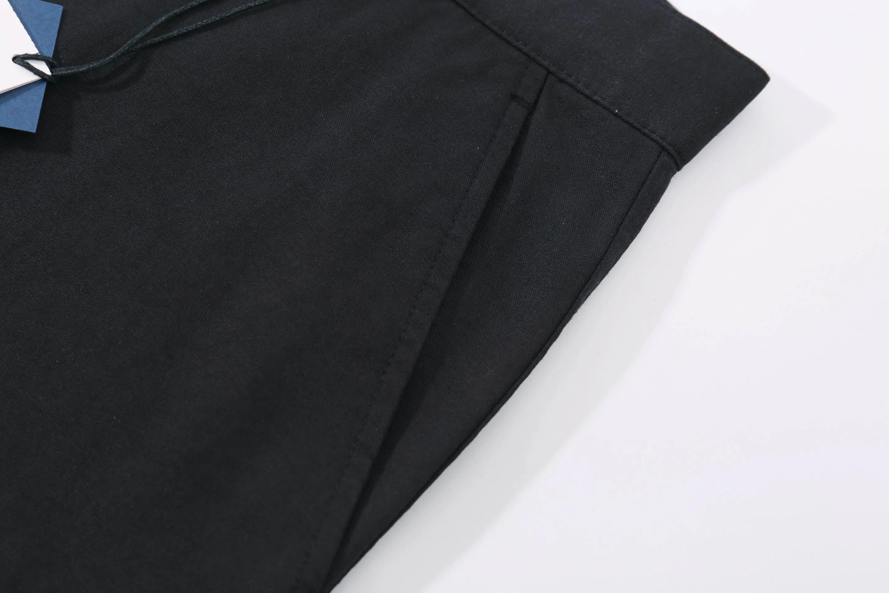 🅿️260 High-quality new DIO*CD belt metal buckle saddle pocket overalls casual trousers. This is a new product in the 2024 winter series. It incorporates Dir's high-end aesthetic style and reinterprets the classic logo. Crafted from black cotton-blend, they feature saddle pockets on the legs and a Dir rubber patch on the back for a unique look. Wear with pieces from the collection for a casual look. Front practical saddle pocket with buckle, Dir rubber patch, hidden zipper and hook closure, side slip pockets and rear hidden pocket, 51% nylon, 49% cotton, trim: 100% synthetic leather, black, unisex! Size SIZE: XS S ML