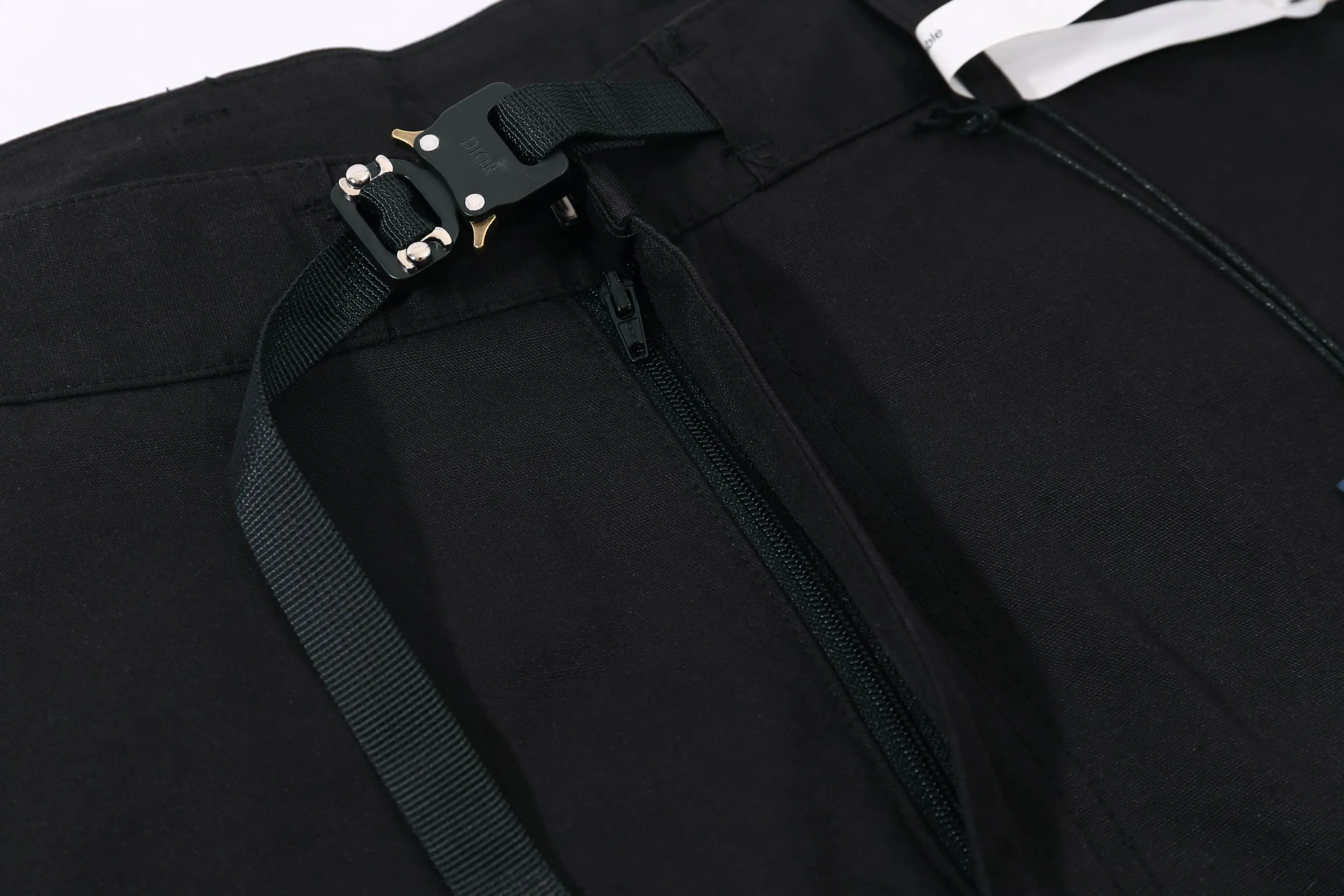 🅿️260 High-quality new DIO*CD belt metal buckle saddle pocket overalls casual trousers. This is a new product in the 2024 winter series. It incorporates Dir's high-end aesthetic style and reinterprets the classic logo. Crafted from black cotton-blend, they feature saddle pockets on the legs and a Dir rubber patch on the back for a unique look. Wear with pieces from the collection for a casual look. Front practical saddle pocket with buckle, Dir rubber patch, hidden zipper and hook closure, side slip pockets and rear hidden pocket, 51% nylon, 49% cotton, trim: 100% synthetic leather, black, unisex! Size SIZE: XS S ML