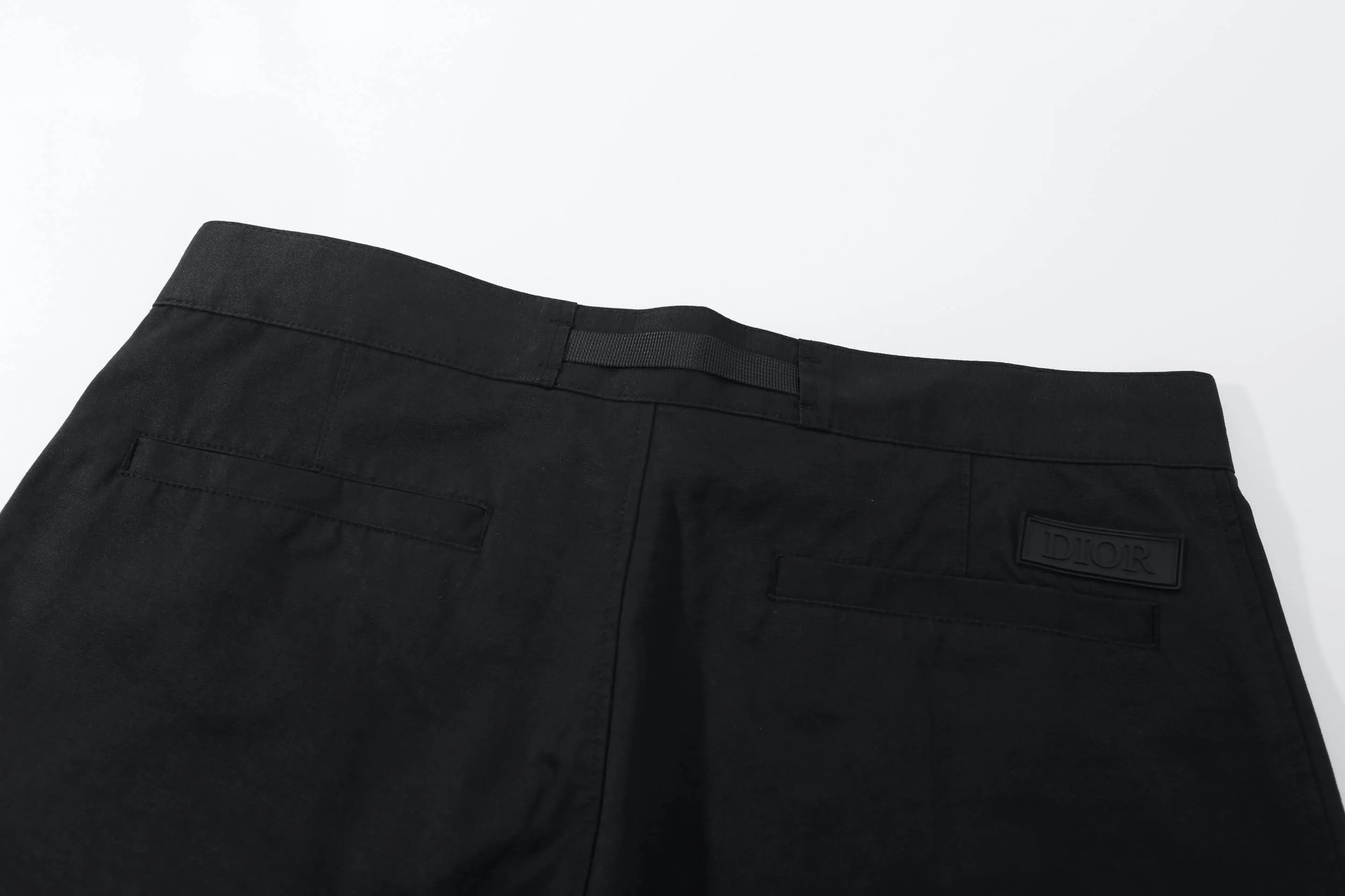 🅿️260 High-quality new DIO*CD belt metal buckle saddle pocket overalls casual trousers. This is a new product in the 2024 winter series. It incorporates Dir's high-end aesthetic style and reinterprets the classic logo. Crafted from black cotton-blend, they feature saddle pockets on the legs and a Dir rubber patch on the back for a unique look. Wear with pieces from the collection for a casual look. Front practical saddle pocket with buckle, Dir rubber patch, hidden zipper and hook closure, side slip pockets and rear hidden pocket, 51% nylon, 49% cotton, trim: 100% synthetic leather, black, unisex! Size SIZE: XS S ML