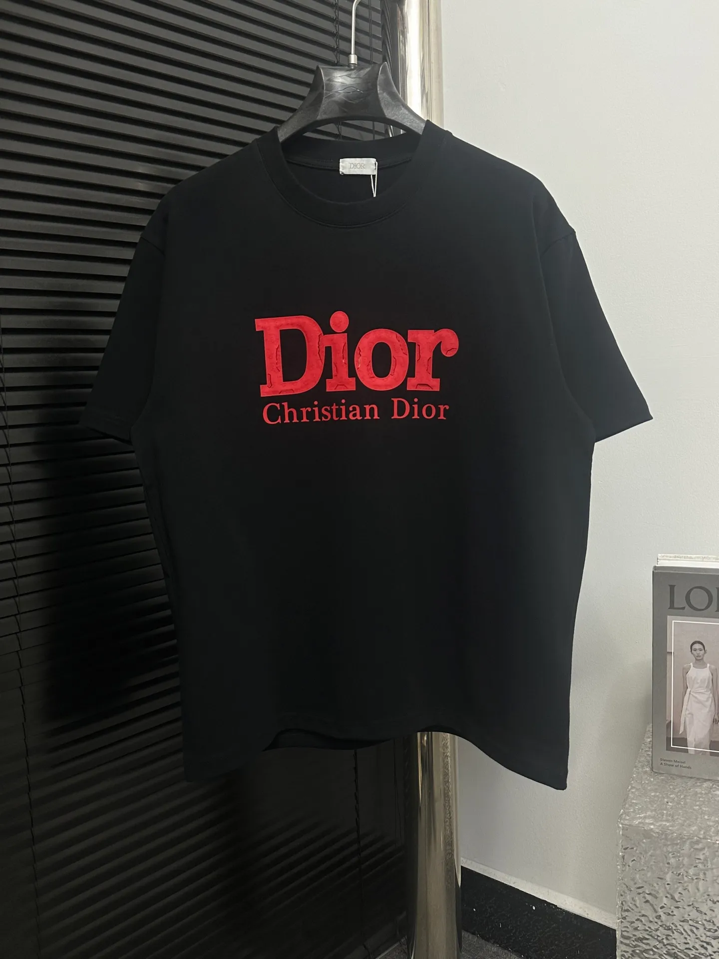 🅿️170 [dior] Dior 25ss letter burst sponge short sleeves. Customized 280g same vat dyed fabric. Very comfortable to the touch. The latest brick cabinet in spring and summer is fashionable and versatile. It is very suitable for both men and women. A must-have hangtag. Collar label. Washed wheat three labels are complete. Color: black white. Size: S-XL.
