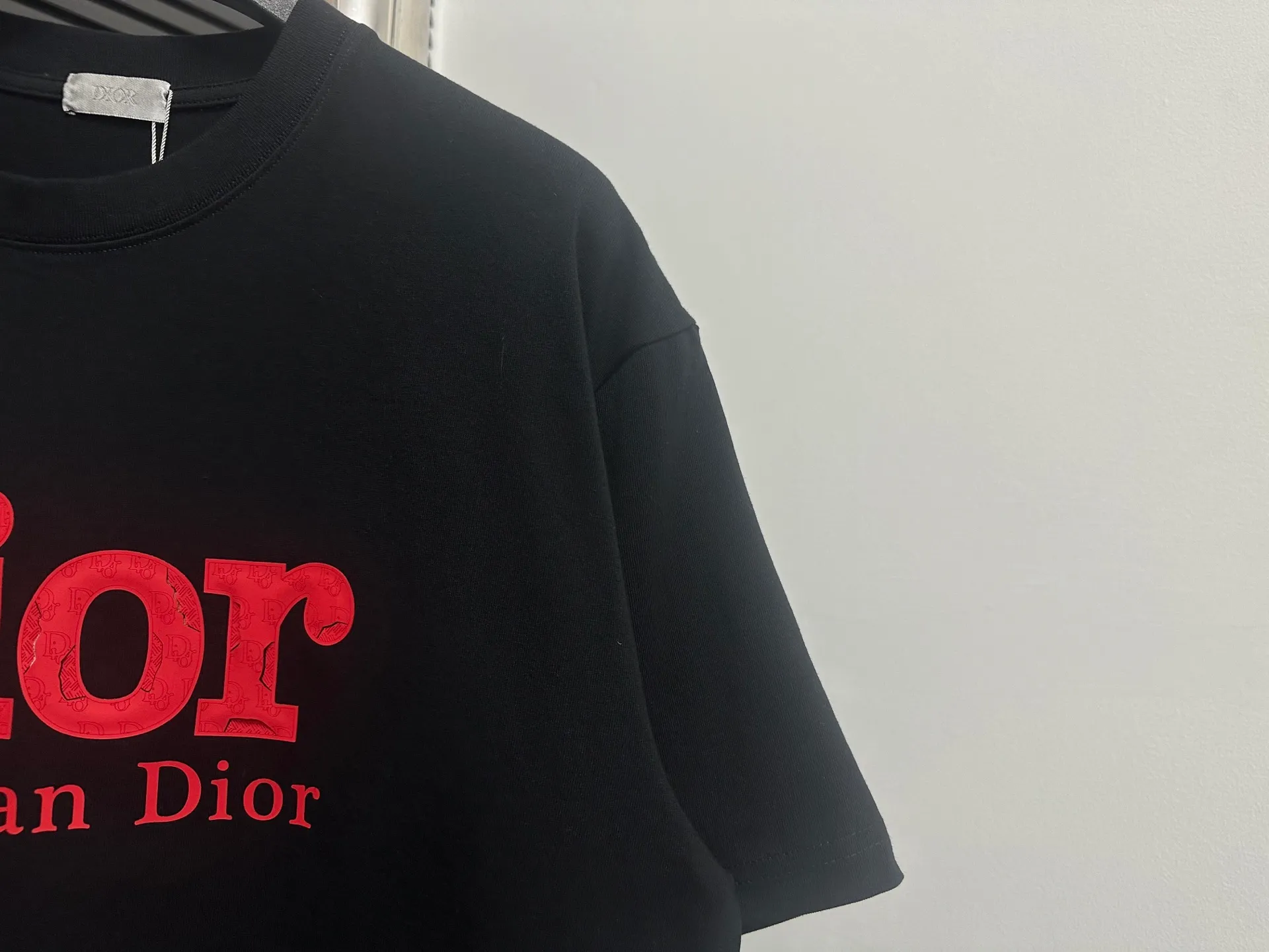 🅿️170 [dior] Dior 25ss letter burst sponge short sleeves. Customized 280g same vat dyed fabric. Very comfortable to the touch. The latest brick cabinet in spring and summer is fashionable and versatile. It is very suitable for both men and women. A must-have hangtag. Collar label. Washed wheat three labels are complete. Color: black white. Size: S-XL.