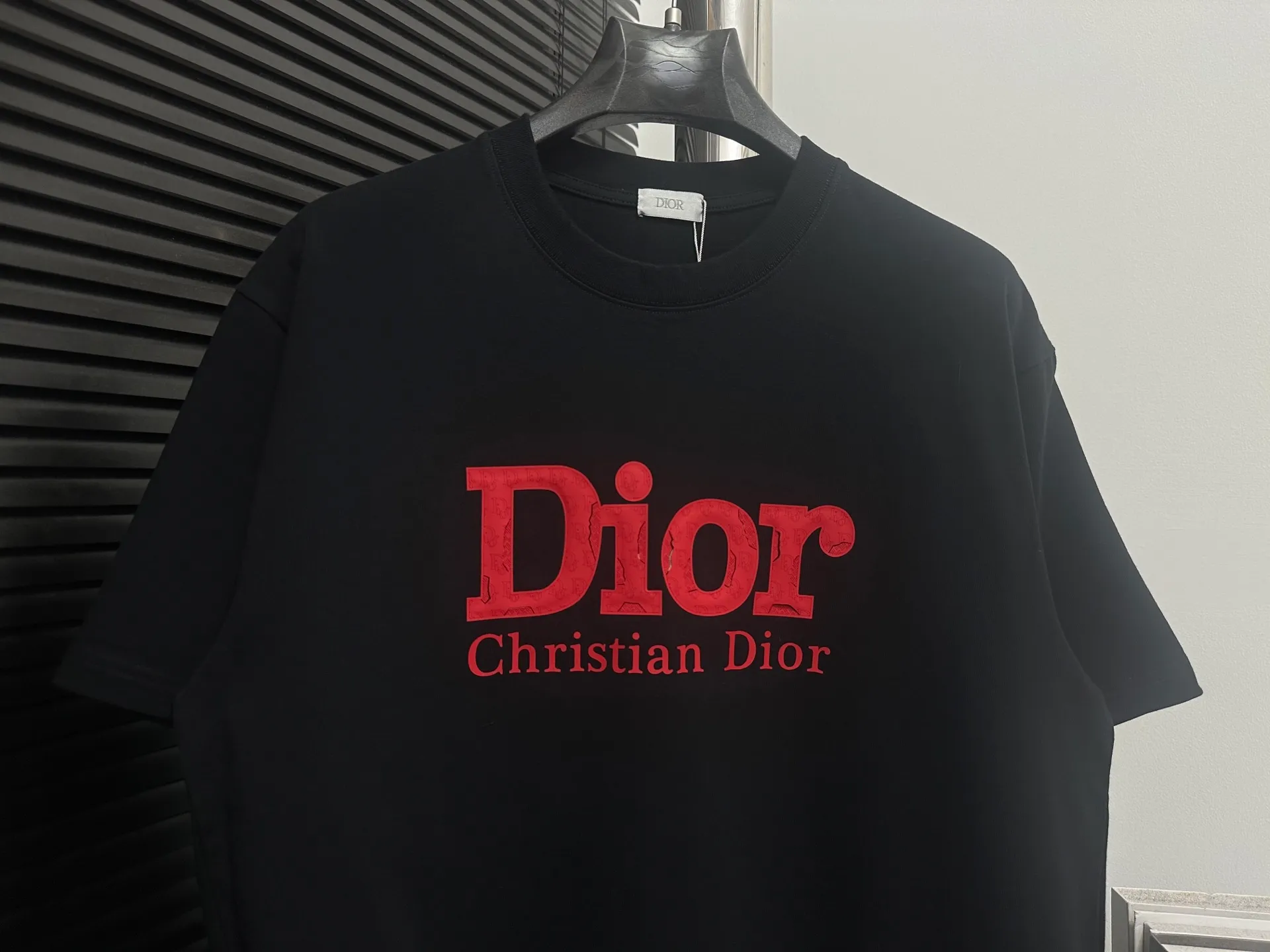 🅿️170 [dior] Dior 25ss letter burst sponge short sleeves. Customized 280g same vat dyed fabric. Very comfortable to the touch. The latest brick cabinet in spring and summer is fashionable and versatile. It is very suitable for both men and women. A must-have hangtag. Collar label. Washed wheat three labels are complete. Color: black white. Size: S-XL.